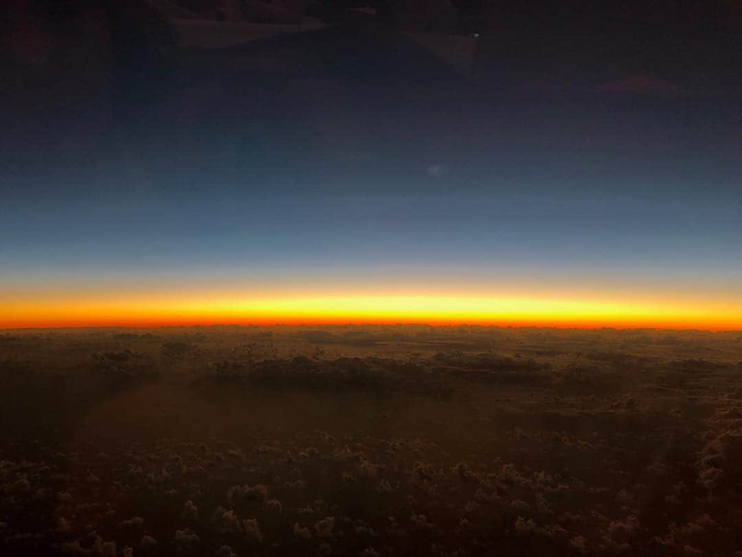 南果歩さんのインスタグラム写真 - (南果歩Instagram)「Where am I? I am here🍀 私は何処にいる？こにいる🍀 何処にいても自分自身でいたい。 何処にいても出過ぎず臆せずしなやかでいたい。 そんなことをフッと思い起こす、朝日を飛行機から見た。 地球は美しい。 ジュゴンの赤ちゃんがプラゴミのせいで亡くなったニュースに心痛む。 生きることは矛盾だらけだ。 不条理に満ちている。 さて、私はどうする。 #南果歩の旅 #kahominami」8月20日 10時56分 - kaho_minami