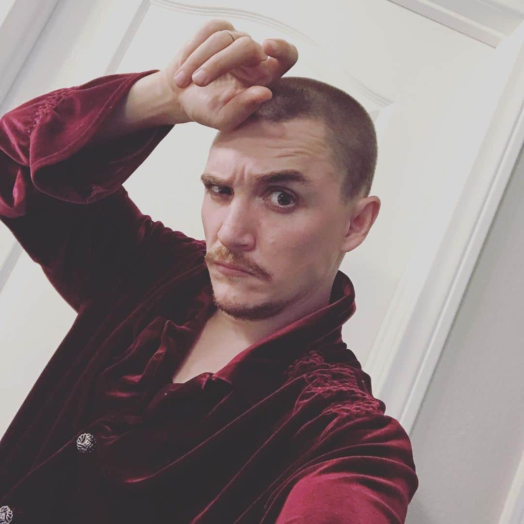 カイル・ガルナーのインスタグラム：「We are getting rid of a bunch of stuff and Tara was going to get rid of this shirt and I kept it for myself bc it makes me feel like a dapper vampire and everyone knows that that’s the dapper vampire hand that I’m throwing up..... I guess I’m a vampire now.... still wanna make a werewolf movie though. A lot to unbox here.」