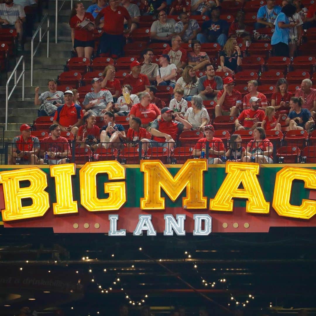 セントルイス・カージナルスさんのインスタグラム写真 - (セントルイス・カージナルスInstagram)「HE HIT IT INTO THE BIG MAC SIGN!🤭」8月20日 10時49分 - cardinals