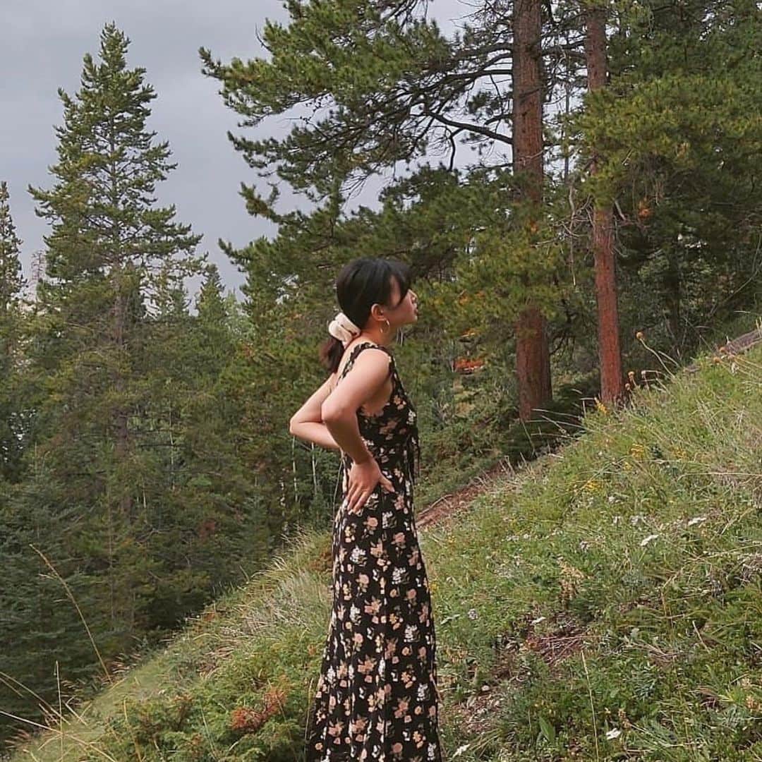 Reformationさんのインスタグラム写真 - (ReformationInstagram)「@imalyssalau in the Nikita Dress and also some kind of ideal mountain place.」8月20日 11時04分 - reformation