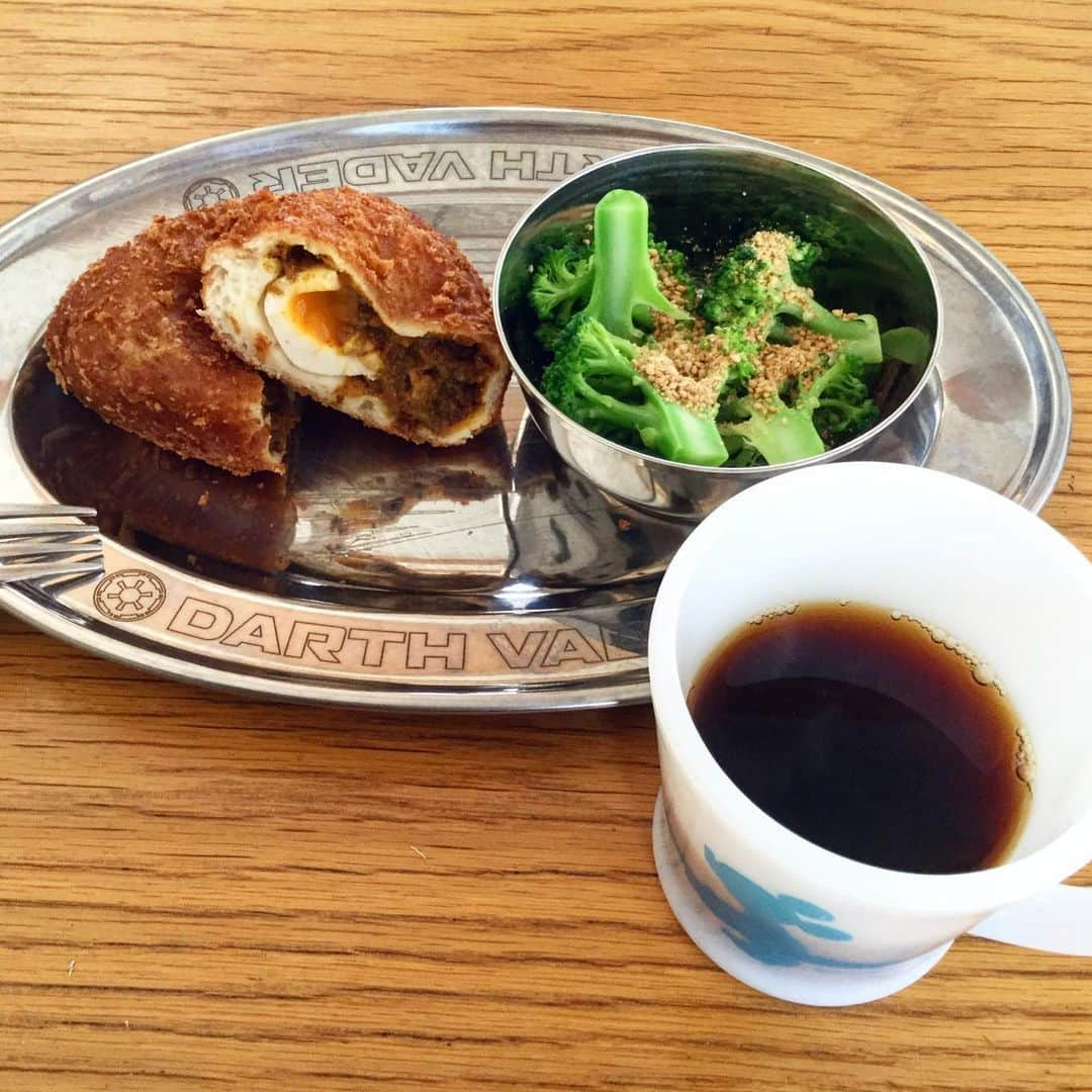 黒沢薫さんのインスタグラム写真 - (黒沢薫Instagram)「#breakfast #currybread #broccoli #天馬  #ダンスマンの楽屋差し入れ #music #soul #rb #singer #lovelife #instagood #instafood #ハードコアカレーシンガー  #thanks‼️#DANCEMAN」8月20日 11時01分 - kaorukurosawa_lovelife