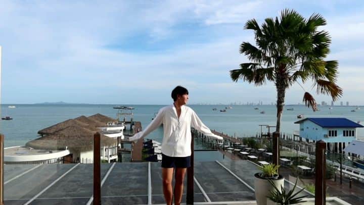 アイス・サランユーのインスタグラム：「พามาพัก โรงแรม ที่ Trendy ที่สุด ของ บางเสร่ ตอนนี้ @keptbangsarayhotel  #เที่ยวทั่วไทยกับไอซ์ศรัณยู  #บางเสร่」
