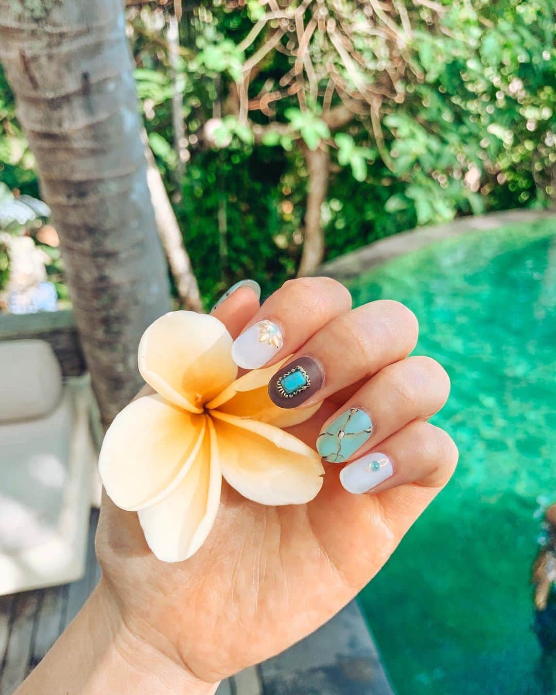 のインスタグラム：「- - BALI NAIL🌴 旅行前に @nailsalonfielia でやってもらった🐚 ターコイズブルーがお気に入り。 私のインスタ見たっていうと 初回30%OFFになるよ☺️ - #ネイル #夏ネイル #ジェルネイル #マットネイル #ネイルデザイン #表参道 #エスニックネイル #バリネイル #リゾート #バリ #バリ島 #バリ土産 #リゾート #海外旅行 #旅ジョ #balitrip #bali #bali🌴 #baliindonesia #indonesia #ubud #balihotel #baligasm #balivibes #balitravel #旅 #海外好き #旅行好き女子 #sae_golf_bali」