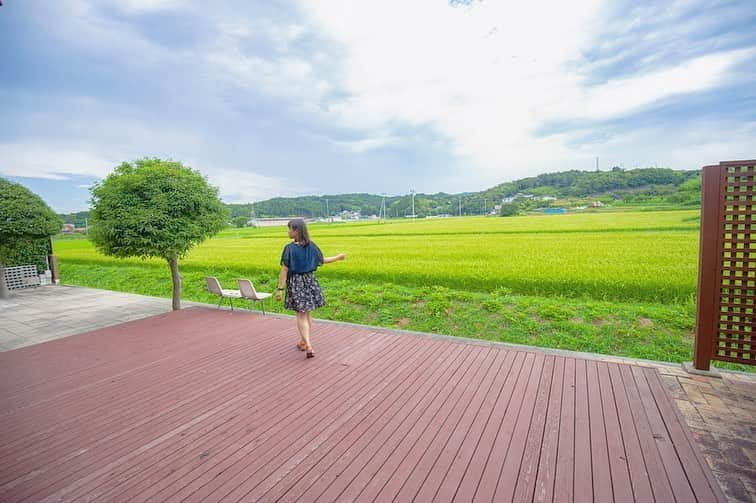 東北女子さんのインスタグラム写真 - (東北女子Instagram)「. 看完蓮花喝咖啡☕︎ 坐落農田的咖啡廳：@cafe_gati . 在冬天會積雪的城市 夏天就是要在陽台享受自然風✌️ . 豬肉好吃但生菜更驚豔 連不太吃生菜的我都覺得新鮮美味🥺 自家的深烘咖啡也香氣十足 順便買了一包咖啡豆回家❤️ . CAFEGATI 📍營業：9:00-17:00（周末及假日11:00開始） 📍交通：從仙台站32號公車亭搭乘高速巴士至終點站 #とよま総合支所 下車後徒步10分鐘 📍價格：自家製豬肩肉 1250円 📍溫馨設施：店裡2樓有哺乳及換尿布專用空間 . . #日本東北 #東北女子food #宮城 #仙台 #日本打卡 #登米 #東北自助 #美食 #東北美食 #日本美食 #東北旅遊 #宮城カフェ  #行くぜ東北 #日本咖啡廳 #東北カフェ部 #miyagi #popojapan #japanseafood #japankuru #coffee #japancafe」8月20日 11時19分 - tohoku_girl_official