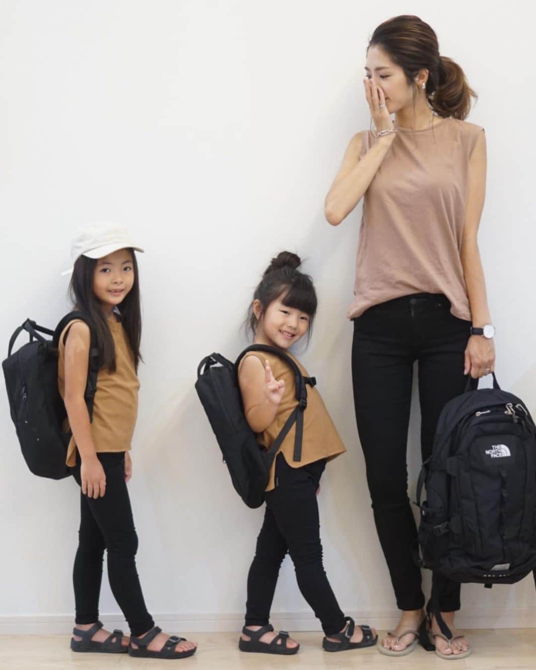 mocchiのインスタグラム：「2019.08.20 こんにちは☀ ・ ・ 長かったお盆休みが終わって、月曜日からやっとこども園へ登園！！ ・ ・ 海もプールも花火もしたし 今週はキャンプ行くし、もぉ夏遊び切った感がすごい😂😂😂 ・ ・ 昨日久しぶりに小春達ダンス行ったら、焦げすぎてハワイ行ってきたの？って言われてた😂 #日本の海です ・ ・ ・ #coordinate#kidsfashion#インスタキッズ#女の子ママ#姉妹#親バカ#リンクコーデ#ママコーデ#親子コーデ#親子リンク#親子リンクコーデ#お揃いコーデ#プチプラコーデ#シンプルコーデ#今日の服#キッズコーデ#お洒落さんと繋がりたい#ママリファッション ・ ・ ・ こないだ友達も#ギュギュギュ 買ったらしくて めっちゃいい！って絶賛してたよ👍 ・ 下っ腹とか気になる方はいーと思うよ！ @gyugyugyu_lme」