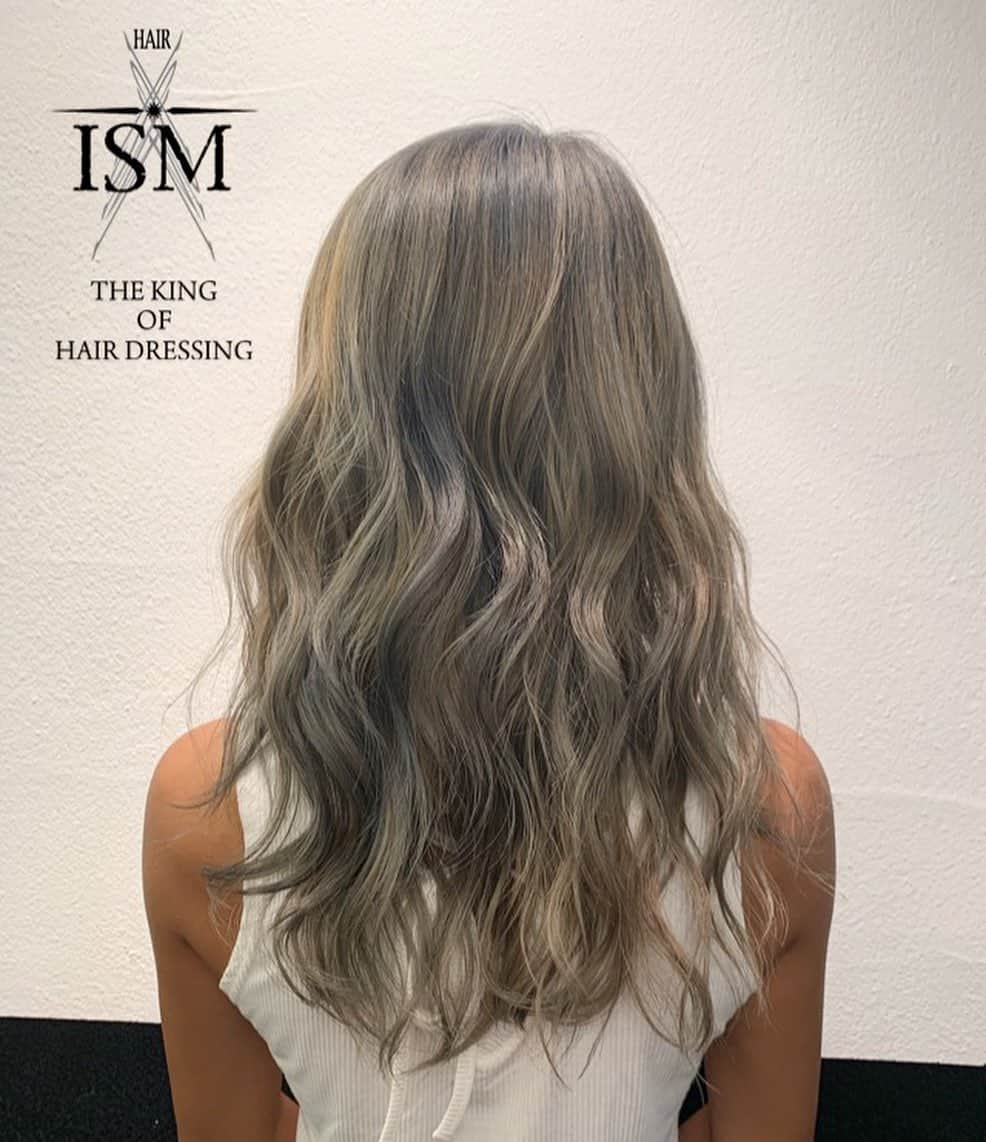 のインスタグラム：「NEW HAIR✂︎✂︎✂︎ . 色落ちしてプリンになってた髪の毛を綺麗にしましたあ∩^ω^∩❤️ . 今回は久々にISM南青山店でやってもらいました🤤💕 南青山でやってもらうときは @ismnabe ちゃんにお任せ♡ . グレージュ系のカラーでニュアンス〜！な色味に😊💕 久々にグレー系のカラーした気がするぞ😳❤️ . 写真は無加工なんだけど、実際に見るともう少し明るくて、ブルーにも見えるようなアッシュにも見えるような不思議な綺麗な色♡ . 色落ちしてくるとベージュ感出てくるみたいだからまた楽しみ🤤❤️ . なべちゃんありがとうううううう！ ギャルっぽい😂❤️ 残りの夏はこのカラーで楽しむぜい！！！！ . . ISM南青山店 担当： @ismnabe ☎︎：03-5785-0588 . ゆまのSNS提示で初回30%OFF＊ . ネット予約はホットペッパーから⭐︎ . . . . #HAIR #ISM #ISM南青山 #ヘアカラー #ブリーチ #ハイトーン #グレージュ #アッシュグレー #メッシュ #ハイライト #ローライト #ギャル #ミディアム #セミロング #ゆまち #地毛 #夏カラー #❤️」