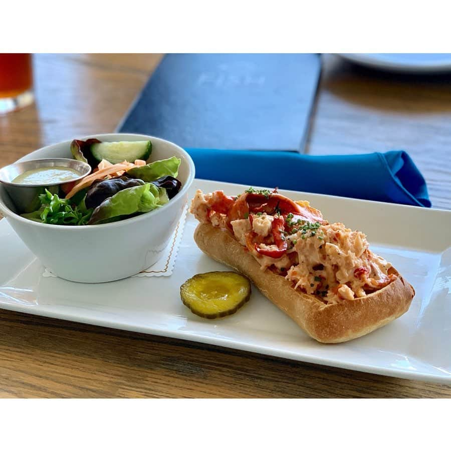 多村仁志さんのインスタグラム写真 - (多村仁志Instagram)「#Lunch #🍴#🤙🏻 #🥖 #🦞 #🥗 #🥪 #fishhonolulu #lobsterroll #ロブスターロール #こういう美 #小指 in #hawaii #ハワイ」8月20日 11時39分 - hit_tamu