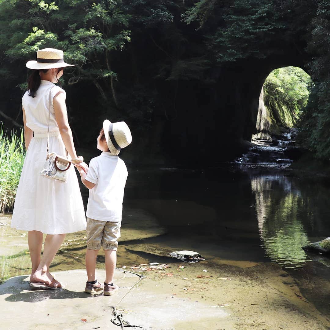 Eri Satoのインスタグラム：「旅行つづき · 前picの道を進んでいくとこちらの #亀岩の洞窟 に到着 光が差して素敵なところでした✨ · 水辺は尋常じゃない量のおたまじゃくしがいたよ😂 #蛙になったときがこわい · 旅行のことblogにも書きました @satoeri626 のトップのURLから見てね👀 · #fashion#ootd#outfit#code#coordinate#style#instafashion#instagood#instalike#ファッション#コーディネート#コーデ#プチプラ#プチプラコーデ#ママコーデ#mamagirl#locari#ママファッション #partegram#ママモデル #l4like#カジュアル#お洒落さんと繋がりたい#親子リンクコーデ愛好家#千葉旅行#千葉#君津」
