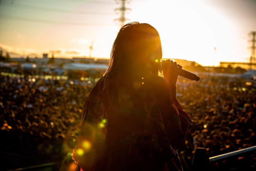 LiSAさんのインスタグラム写真 - (LiSAInstagram)「RISING SUNで、Rising Hopeとsunset orangeでオレンジサイダー。夏の思い出。ありがとうございました。 photo by @vizkage  #LiSA #RSR19 #昨日寝る前にめちゃメロデイ出てきたのにそのまま寝ちゃって夢の中に置いてきた」8月20日 11時56分 - xlisa_olivex