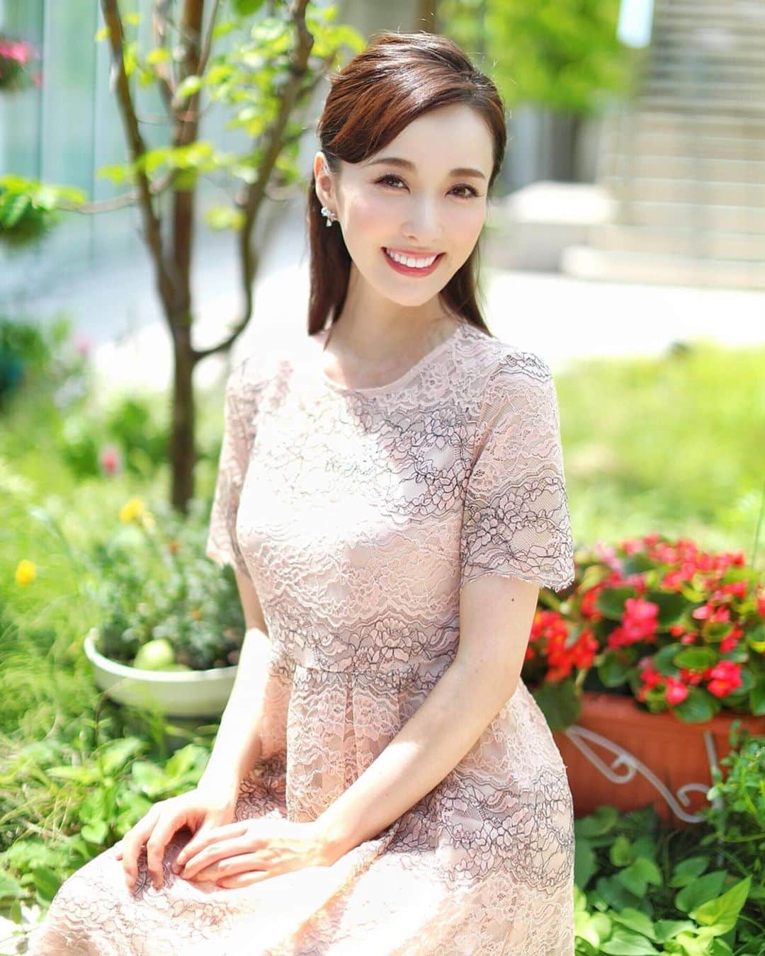 のインスタグラム：「mon trésorでは 只今SALEを開催しております🧡﻿ ﻿ これまでオフにならなかったアイテムも含め﻿ 大幅なお値下げも有ります🥰﻿ ﻿ こちらのコーラルカラーのワンピースは﻿ 本日発売のレースワンピース👗✨﻿ 先日発売したホワイトのお色違いです❣️﻿ ﻿ 秋はジージャンやロングカーデなどに合わせての﻿ コーディネートも◎﻿ ﻿ プロフィール欄のURLからショップをご覧ください♫﻿ ﻿ #montresor #モントレゾール #selectshop #セレクトショップ #SALE #夏のセール #summersale #サマーセール #新発売 #新商品 #レースワンピース #大人可愛い #大人可愛いコーデ #観劇コーデ #お茶会コーデ #結婚式コーデ #女子会コーデ #cordinate #fashion」