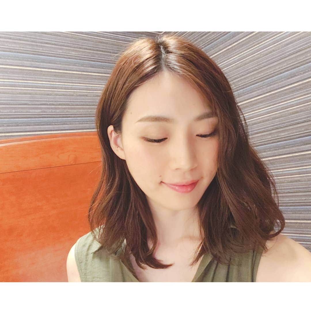 本田珠規のインスタグラム：「今日のヘアは、ふわふわでした♪ . 毎度お馴染みのメイクさんで、いつも素敵にしてくださります⭐ . #ナチュラルメイク#ヘアメイク#hairmake  #ショップチャンネル#本田珠規」