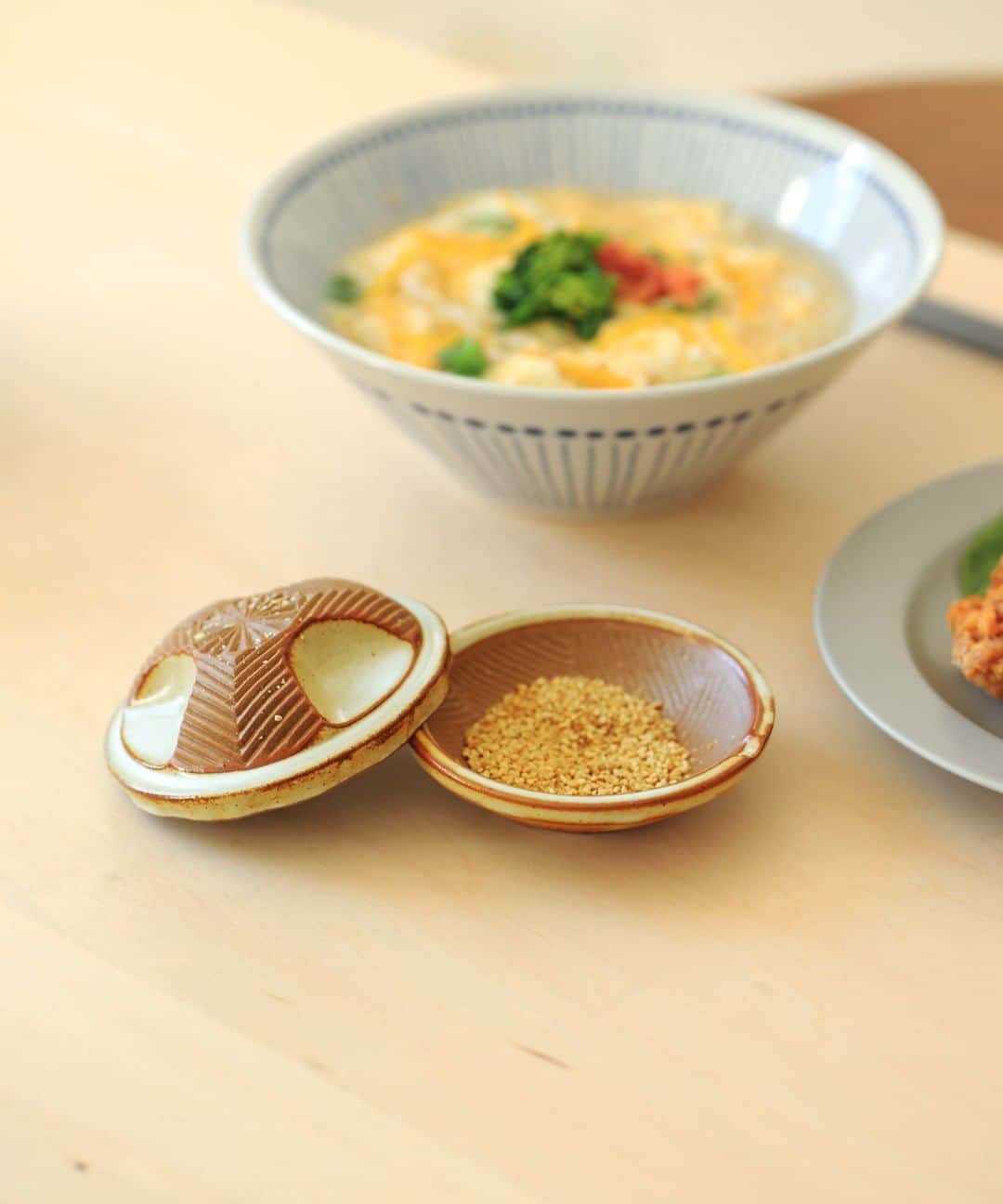 のインスタグラム：「体の中からアンチエイジングしてくれるごま。食べるまえに自分ですれば、香りも良くて美味しいですよね。KOZの中では、山好きのユザワがいつも、信じられないぐらいのごまを色んなものに振りかけています。笑 . -登場したアイテム- SURIUSU(すりうす)　ハンディすり鉢 . ◎商品は当店トップページのバナーorプロフィールのURLからどうぞ。 ▶︎ @kozlife_tokyo . #KOZLIFE #japan #LoveFoodLoveLife#Interior #instahome #instagood #instajapan #foodporn #instafood#foodstagram #foodlover #delistagrammer #suriusu #暮らし #インテリア #丁寧な暮らし#シンプルライフ #暮らしを楽しむ #おうちごはん #今日のごはん #すりごま #生姜 #健康 #すり鉢 #すりうす #すり臼」