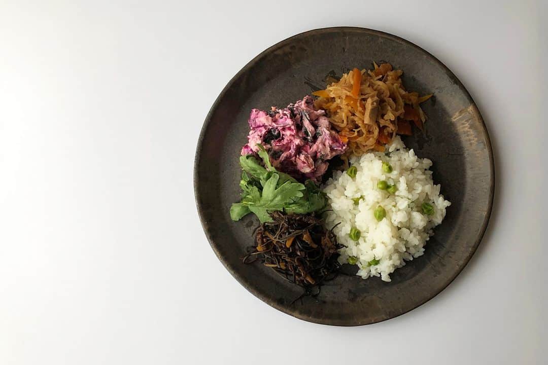 Komerco-コメルコ-さんのインスタグラム写真 - (Komerco-コメルコ-Instagram)「. 「うつわ作家さんは、毎日どんなご飯を食べているのだろう👀？」 と気になっていたKomerco編集部。 . 料理が楽しくなる読み物 #コメルコバナシ 最新記事では「KODAMA TOKI」の小玉清美さんに創作活動や毎日の食卓のこと、おすすめのレシピについて伺いました。 . 作品の個性を知り尽くしている作家さんならではのうつわと料理の組み合わせや、モノづくりに込めた想いをたっぷりご紹介しています😳 . 料理の組み合わせや盛り付け方など、真似したくなるお手本が盛りだくさん✨ ぜひご覧くださいね💓 . ------------------------------- . ▷コメルコバナシは、Komercoアプリのホーム画面でご紹介している読みもの。クリエイターや作品の魅力を紹介し、モノからはじまる料理の楽しさと可能性を提案しています。 . ▷iOS版Appダウンロードはプロフィールリンクから📲 @komerco_official. ------------------------------- #komerco #komercoごはん #料理をもっと楽しく #レシピ  #おうちごはん #朝ごはん #instafood #foodpic #cookinglove #食器 #ブランチ #手しごと #小玉清美  #うつわ #うつわ好き #スッキーニ #テーブルスタイリング #ワンプレート #豊かな食卓 #今日のごはん #プレート #トースト #kodamatoki #いただきます #いつものいただきますを楽しく #クックパッド #cookpad」8月20日 12時15分 - komerco_official
