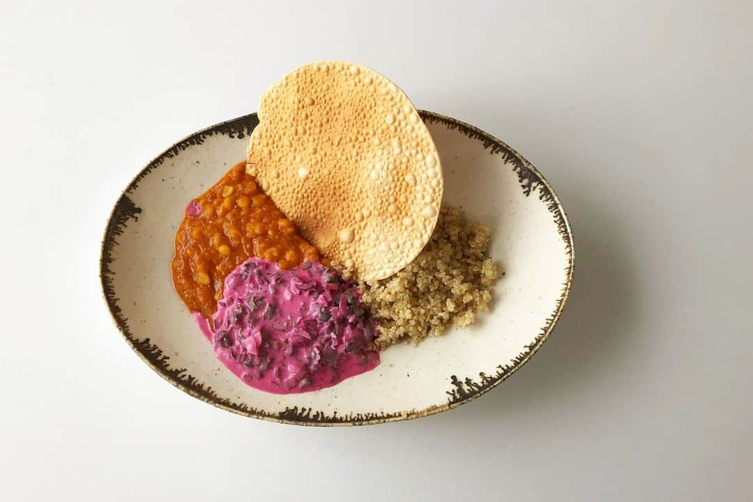 Komerco-コメルコ-さんのインスタグラム写真 - (Komerco-コメルコ-Instagram)「. 「うつわ作家さんは、毎日どんなご飯を食べているのだろう👀？」 と気になっていたKomerco編集部。 . 料理が楽しくなる読み物 #コメルコバナシ 最新記事では「KODAMA TOKI」の小玉清美さんに創作活動や毎日の食卓のこと、おすすめのレシピについて伺いました。 . 作品の個性を知り尽くしている作家さんならではのうつわと料理の組み合わせや、モノづくりに込めた想いをたっぷりご紹介しています😳 . 料理の組み合わせや盛り付け方など、真似したくなるお手本が盛りだくさん✨ ぜひご覧くださいね💓 . ------------------------------- . ▷コメルコバナシは、Komercoアプリのホーム画面でご紹介している読みもの。クリエイターや作品の魅力を紹介し、モノからはじまる料理の楽しさと可能性を提案しています。 . ▷iOS版Appダウンロードはプロフィールリンクから📲 @komerco_official. ------------------------------- #komerco #komercoごはん #料理をもっと楽しく #レシピ  #おうちごはん #朝ごはん #instafood #foodpic #cookinglove #食器 #ブランチ #手しごと #小玉清美  #うつわ #うつわ好き #スッキーニ #テーブルスタイリング #ワンプレート #豊かな食卓 #今日のごはん #プレート #トースト #kodamatoki #いただきます #いつものいただきますを楽しく #クックパッド #cookpad」8月20日 12時15分 - komerco_official