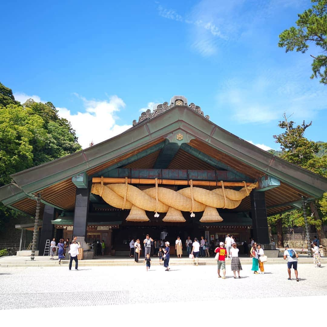 ちゃみさんのインスタグラム写真 - (ちゃみInstagram)「Izumo Taisha⛩ 初めての出雲大社✨ 迫力ありました～‼😆 #海より暑かった #夏の出雲大社 #出雲大社では二礼四拍手一礼👏 * 出雲大社の帰りに少しだけ  水木しげるロードへ あちこちに妖怪がいました😂 #夜バージョンも行ってみたかったな * * 島根&鳥取旅行の記録用に😊 次のパワースポットの投稿で終わり～！ * * #出雲大社 #島根 #水木しげるロード#鳥取 #ワンコとお出かけ」8月20日 12時08分 - shiba_charmy