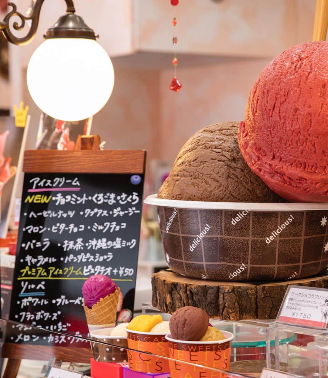 オズモール編集部さんのインスタグラム写真 - (オズモール編集部Instagram)「【東京で味わえる最新のひんやりスイーツ！「パティスリー・ヨシノリ・アサミ」の贅沢パフェ】 ㅤㅤㅤㅤㅤㅤㅤㅤㅤㅤㅤㅤㅤ 巣鴨の「パティスリー・ヨシノリ・アサミ」では、M.O.F.コンクールグラシエ部門のファイナリストによる絶品アイスクリームを味わえます🍨 ㅤㅤㅤㅤㅤㅤㅤㅤㅤㅤㅤㅤㅤ 伝統的なフランス菓子のレシピを受け継いだこちらのスイーツには、季節感のある素材がたっぷり。 ㅤㅤㅤㅤㅤㅤㅤㅤㅤㅤㅤㅤㅤ 見た目も美しい「キャラメルメロンパフェ」は、フレッシュメロンの下にある赤肉メロンのソルベと香ばしいキャラメルのアイスの相性抜群🍈 ㅤㅤㅤㅤㅤㅤㅤㅤㅤㅤㅤㅤㅤ 赤肉メロンをシンプルに楽しめるメロンのソルベは、夏らしい人気のフレーバーです。 ㅤㅤㅤㅤㅤㅤㅤㅤㅤㅤㅤㅤㅤ 本場のフランスで評価されたアイスを、日本でも堪能しよう✨ ㅤㅤㅤㅤㅤㅤㅤㅤㅤㅤㅤㅤㅤ 「パティスリー・ヨシノリ・アサミ」紹介ページはこちら https://www.ozmall.co.jp/sweets/icecream/article/19496/ㅤㅤㅤㅤ ㅤㅤㅤㅤㅤㅤㅤㅤㅤㅤㅤㅤㅤ @ozmall_editors  #オズモール #オズマガジン #東京女子部 #スイーツ #スイーツ巡り #スイーツ部 #スイーツ女子#ひんやりスイーツ #スイーツ好きな人と繋がりたい #パフェ好きな人と繋がりたい #ひんやりスイーツメモ #東京カフェ#巣鴨カフェ#パティスリーヨシノリアサミ#パフェ #グラシエ #パフェ好き#パフェ部#カフェ巡り#アイスタグラム」8月20日 12時12分 - ozmall_editors