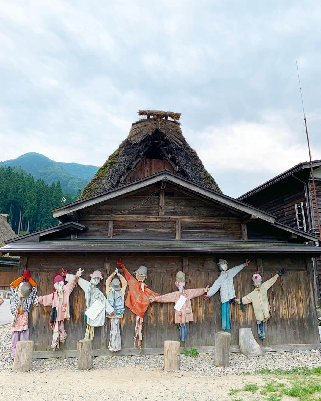 奈良裕也さんのインスタグラム写真 - (奈良裕也Instagram)「#白川郷 #世界遺産 @shirakawa_go 🏔🌾 歩いて 歩いて 展望台まで👣 冬の景色も見てみたい❄️ 素敵で不思議な空間に感動🥺 山育ちだから 染みる🥴」8月20日 12時20分 - yuyanara