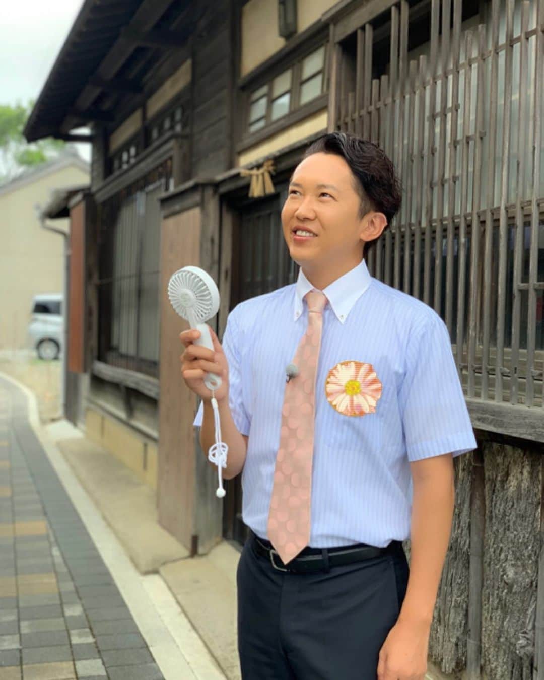 金子貴俊のインスタグラム：「暑いよー🥵 Hマネージャーから、山善のハンディファンFUWARIいただきました。これいいですね！！軽いし、風もしっかり感じる😊ロケ頑張るぞー！  #山善#ハンディファン #fuwari」