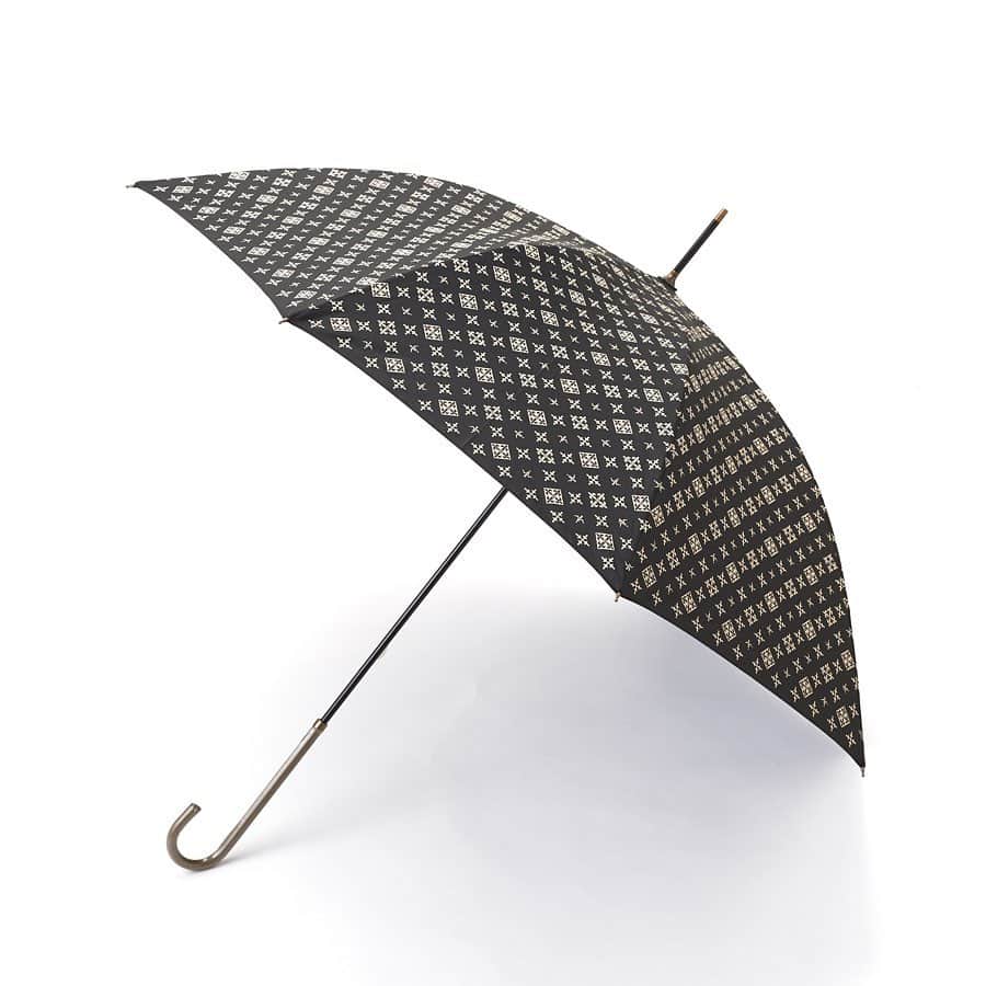 Daily russetさんのインスタグラム写真 - (Daily russetInstagram)「. 💐PRE ORDER💐 . 定番の雨傘と、折り畳み傘が登場‼️ WEBにて先行予約会を開催いたします💫 . . 折り畳み傘 品番：DRZ1092216A0002 カラー：ブラック、グレー、ネイビー、ピンク 価格：￥4,752（税込） . 長傘 品番：DRZ1092216A0001　 カラー：ブラック、グレー、ネイビー、ピンク 価格：￥4,320（税込） . ギフトにはもちろん、ご自身用にも大変オススメのアイテムです🌻✨ . #PREORDER  #black #pink #navy #gray #watch  #umbrella #raingoods . @daily_russet . #dailyrusset #dailyrussetstaff  #daily #basic #simple #monogram #nylon #instadaily #instagood #instalike #instalove  #japan #tokyo #osaka」8月20日 12時25分 - daily_russet