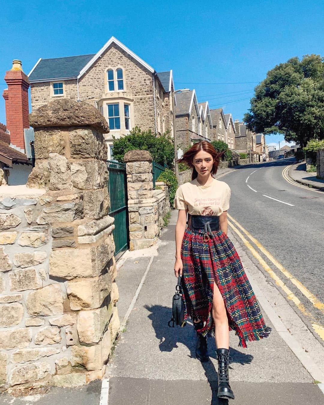 Elva Niさんのインスタグラム写真 - (Elva NiInstagram)「Sisterhood is powerful ✊🏻 📸 by my sis @jen815 . . @dior #diorfw19  #travelwithelva  #clevedon #elvaootd」8月20日 12時38分 - misselvani