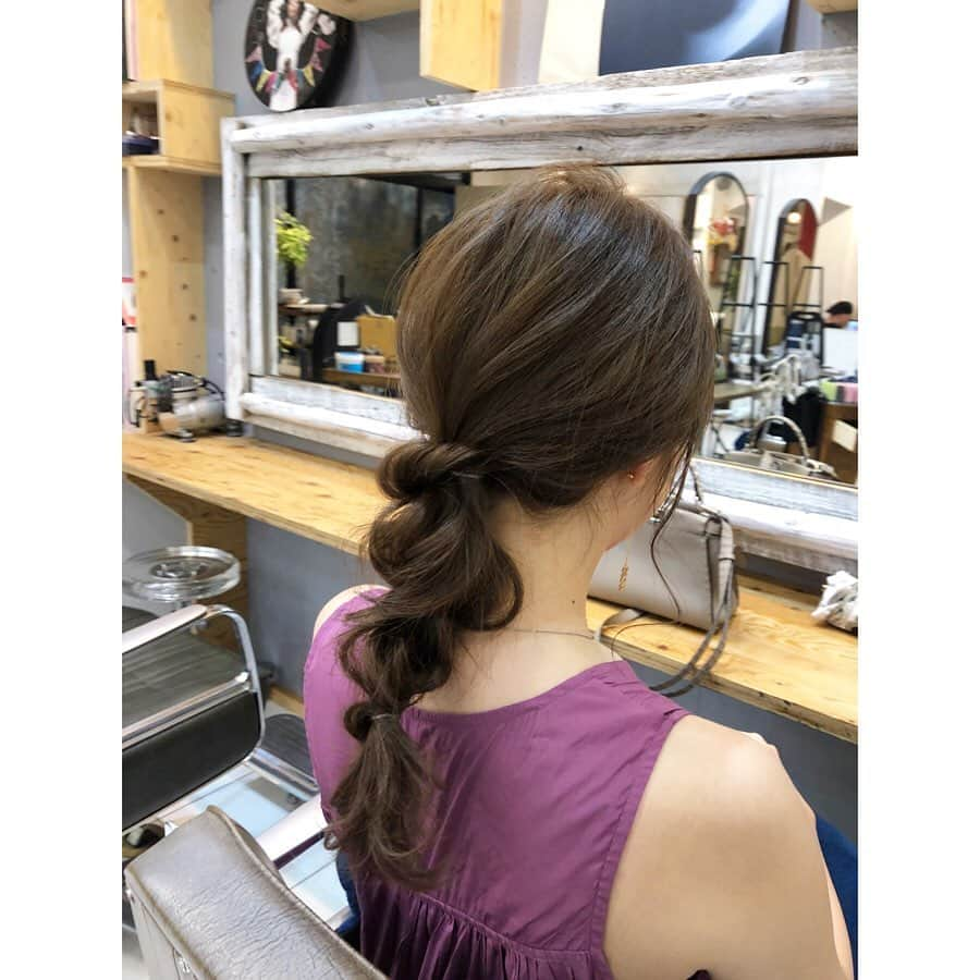 岡英里さんのインスタグラム写真 - (岡英里Instagram)「まつエク後にヘアセットしてもらったよ✨ . . 南川さんいつもありがとうございます☺️ . . #表参道 #美容室 #クーポラ表参道 #クーポラ #ヘアセット #ヘアアレンジ #ゆるふわ #編み込み #編み込みアレンジ #絶妙 #ゆる感 #こなれ感 #20代 #20代コーデ #アラサー #アレンジ #hairarrange #cupolaomotesando #cupola #omotesando #hairsalon #japanese  #beauty」8月20日 12時45分 - okaeri0424