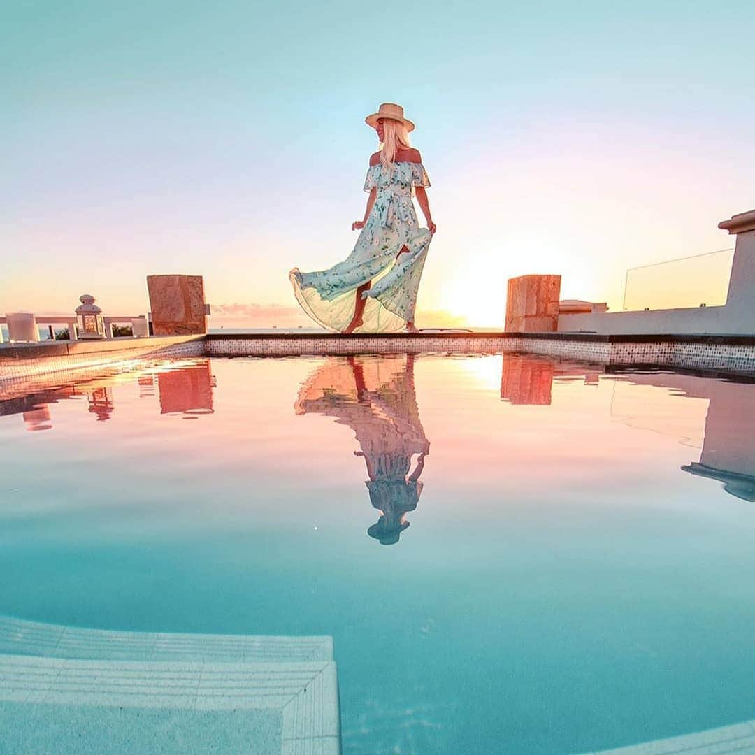 のインスタグラム：「Destination: paradise.  @gypsylovinlight in the Carmen Maxi.  #ykmyway #perfectlight #sunset」