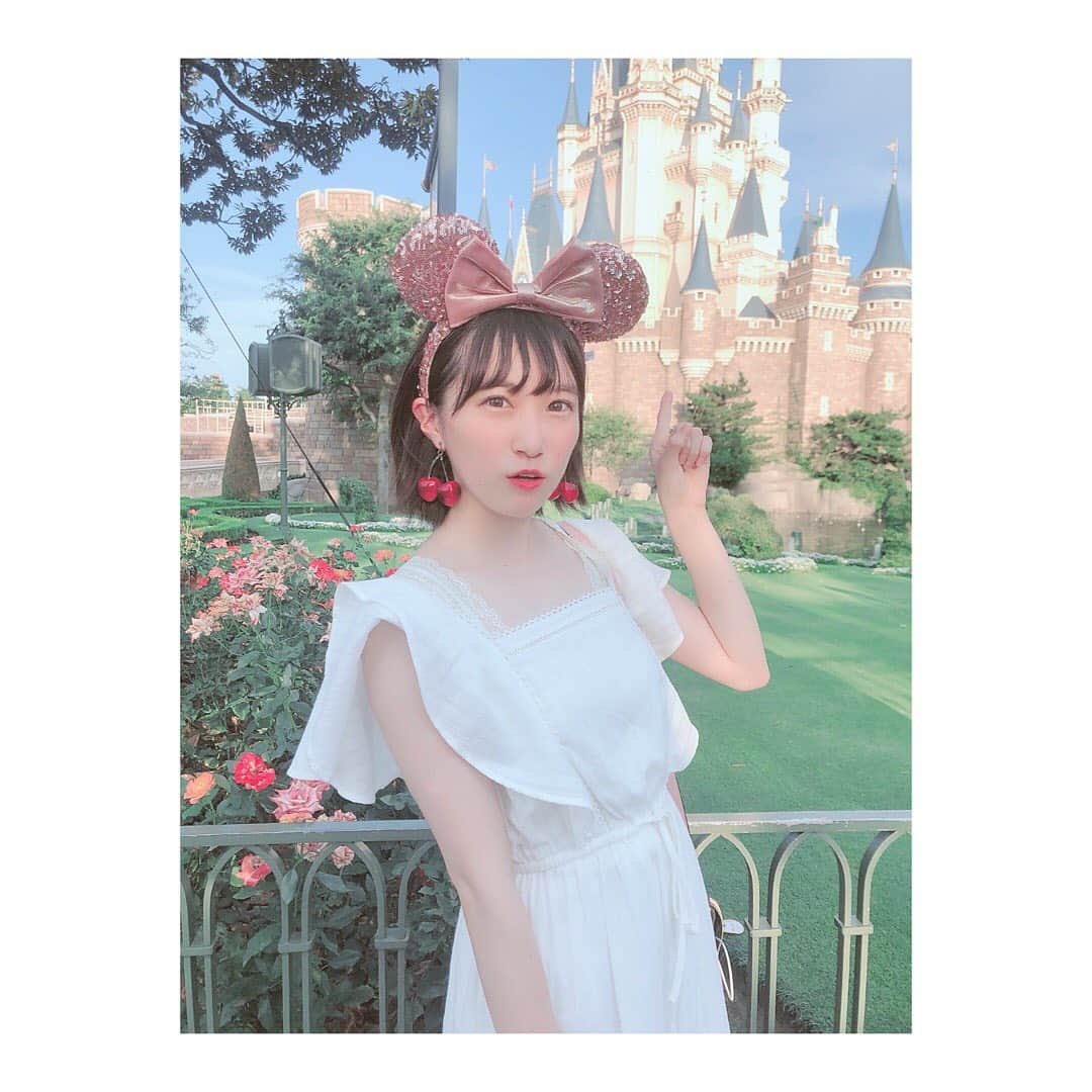 坂本 愛玲菜さんのインスタグラム写真 - (坂本 愛玲菜Instagram)「皆さん、いかがお過ごしでしょうか👨🏻‍🍳﻿ ﻿ #令和最初の夏 も終わりが近づいてきましたね〜﻿ サミシイ👨🏻‍🍳﻿ ﻿ 先日 #ディズニーランド に行ったときの写真どーん☺️💖（2枚目の生茶が隠し切れてないのが惜しい🍵）﻿ ﻿ 背景が絵に描いたみたいに綺麗！﻿ どこを切り取ってもインスタ映え！﻿ さすが夢の国🥺🏰﻿ ﻿ #ディズニーランド #Disneyland #夢の国」8月20日 12時47分 - erena_hkt48