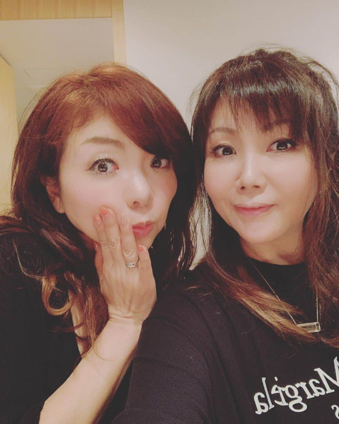 モモコさんのインスタグラム写真 - (モモコInstagram)「さて、娘さとねと名古屋で待ち合わせして、東京へ‼️ まずは、菜摘ちゃんちにトランク置いて、3人で近所の居酒屋へ‼️ 隣に超イケメンがいたらしいが、お腹すき過ぎて食べまくってたら、帰りしなにそのイケメンさんが挨拶に来てくれてんけど、むちゃ暗い店で帽子も被ってるし、名前が聞き取りにくて ｢バニークラブの◯◯です！失礼します！｣ と去って行ったから、バニークラブを調べたら、オッパイ丸出しバニーガールばかり出てきてどーしよと思ってたら、さすが、高2の娘が ｢え、今の人、むちゃくちゃ有名な◯◯さんやで💕｣ と調べたら、バーニングの◯◯さんでした！ ｢わざわざ挨拶しに来てくれて素晴らしい‼️さすが東京の居酒屋‼️芸能人に会えるな‼️｣ と言えば娘が、 ｢向こうさんも菜摘ちゃんとママ見て、テレビ出てる人と会う確率高いなぁと、思ってはるわ🤣｣ と言われて納得！  しかし、目ぇも悪なるし、耳も遠なる。ど忘れもひどいし、言い間違いも酷いと、菜摘ちゃんにいっつも怒られてるわ😂（笑）  あ、そんな菜摘ちゃんの舞台です💕青木さやかちゃんと笑える舞台です！あたしも必ず行きます！みんなも是非！ ✨リーディング｢ファム･ファタール！運命の女｣✨ 【名古屋】 9月20日(金) 14時30分～／19時30分～ 七ツ寺共同スタジオ 【大阪】 9月21日(土) 19時30分〜 Loft Plus One West  #ハイヒールモモコ #👠 #👠🍑 #CHANEL #シャネラー #グルメ #娘と東京旅行 #小川菜摘 ちゃん  #青木さやか ちゃん #ファムファタール運命の女 #舞台」8月20日 12時48分 - highheel_momoko