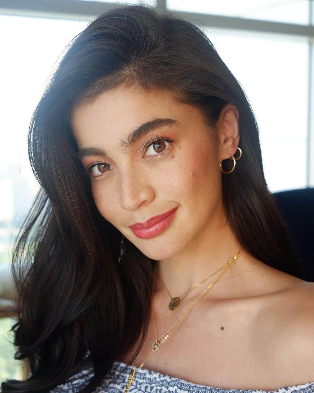 アン・カーティスのインスタグラム：「Hi 🖤 #TamisTuesday  Wearing @blkcosmeticsph lippie in Dandelion 🌼」