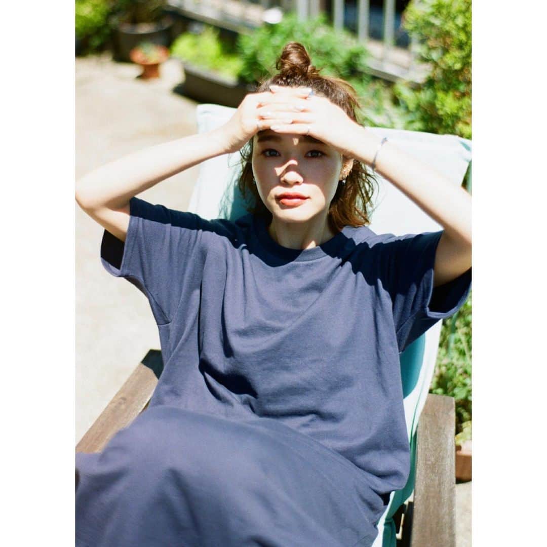 猪鼻ちひろのインスタグラム：「@from_chiro 📸 あー早川くんのフィルム写真、載せてみた！ ヘアメイクとスタイリングでもガラッと変わるのが楽しいね♡  そして。 刺繍付きバッグが販売されました、 こちらが、この形のバッグの最後の販売です！ 詳しくはコーデとともにブログ更新しました。 トップからどうぞ☺️💋 #フィルム写真 #film #ブログ久々すぎてすみません #今日はブログばかりアップしたい！」