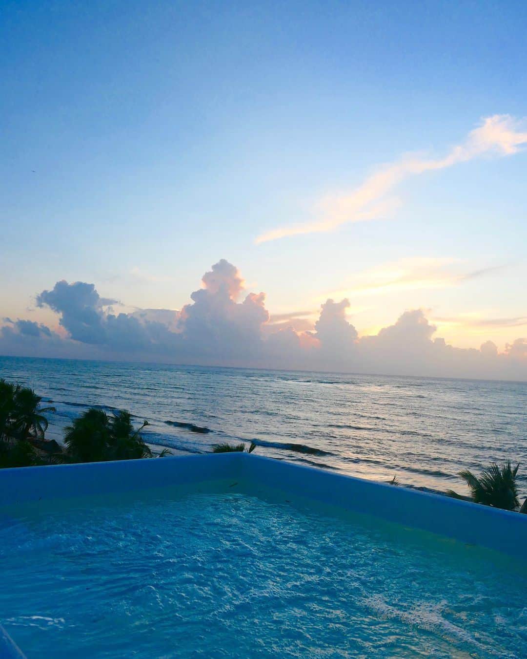 植野堀誠さんのインスタグラム写真 - (植野堀誠Instagram)「部屋のプールとカリブ海に浮かぶでっかい朝陽。 毎日朝6:00に起きて無心で眺める幸せ」8月20日 12時53分 - makotouenobori