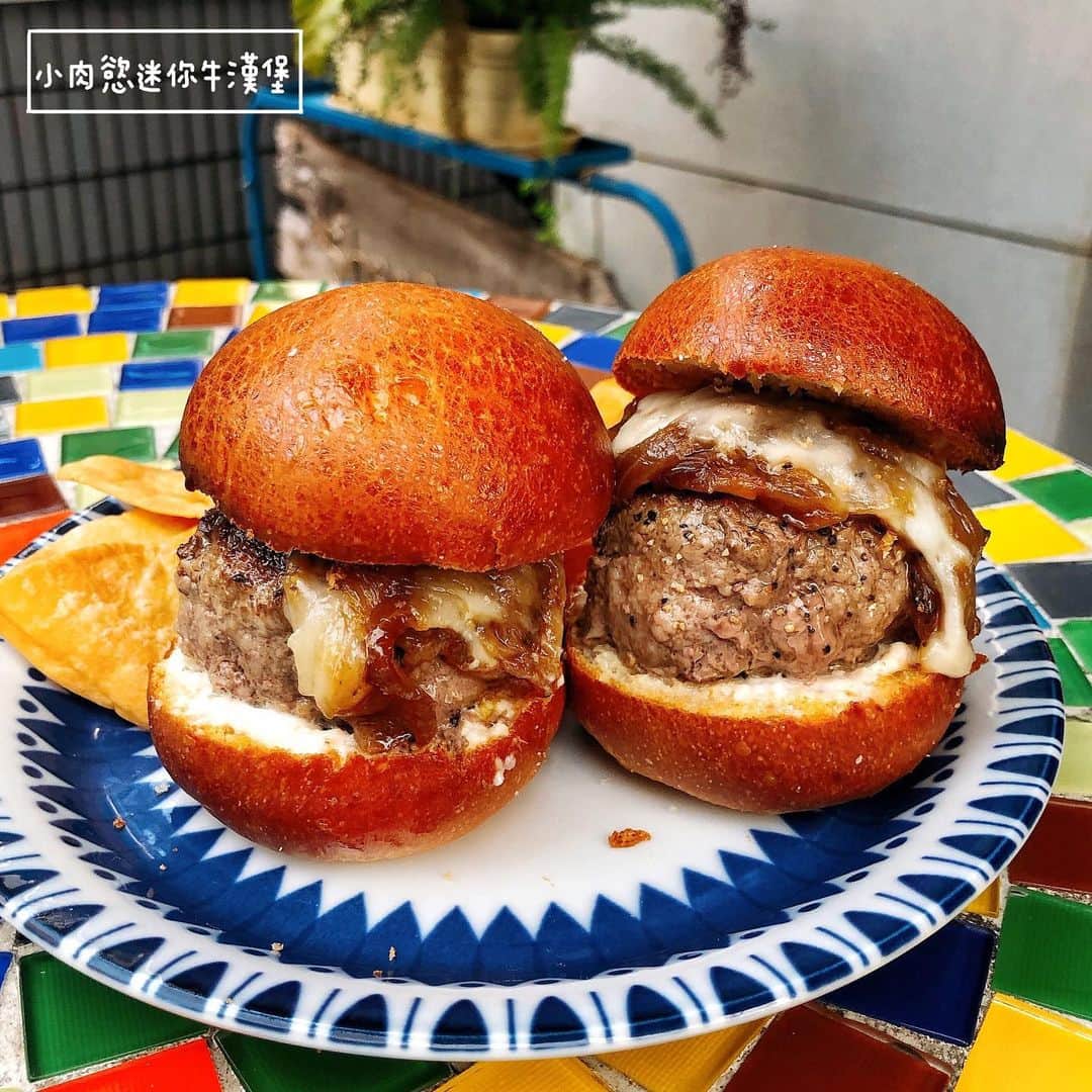 4foodie, for foodieさんのインスタグラム写真 - (4foodie, for foodieInstagram)「📍Taipei, Taiwan sheep + pony / 以下菜色及價位 巨大棒棒炸雞腿 $250 美味程度：🌕🌕🌕🌕🌑 💡補充💡雞腿真的大又多汁！！肉質很鮮嫩！炸雞口味蠻重的，胡椒跟醬汁都蠻濃郁～但我個人覺得可以再簡單一點，不需要那麼多胡椒❤️ 塔克餅 $120(兩個) 美味程度：🌕🌕🌕🌕🌑 💡補充💡我們點了兩份，總共四個！雞肉與牛肉各兩個🤤都是同一種調味，只是肉品選項不同，莎莎醬酸甜開胃，擠上檸檬汁更清爽🍋但我更期待下次可以有不同調味😆😆 小肉慾迷你牛漢堡 $290 美味程度：🌕🌕🌕🌕🌗 💡補充💡小小的迷你漢堡包抹上蒜香奶油烤過，蒜味非常明顯！大蒜控不容錯過😂漢堡肉蠻紮實多汁，很美式的口味🍔 嫩嫩牛腱堡 $290 美味程度：🌕🌕🌕🌕🌗 💡補充💡牛腱超厚！！！重點是真的超軟嫩🥰🥰🥰燉煮得很軟爛，口感很滑嫩❤️我個人很喜歡💕份量適中，還有搭配芝麻葉解油膩🔥 整體 環境衛生：🌕🌕🌕🌕🌑 服務態度：🌕🌕🌕🌕🌑 再訪意願：🌕🌕🌕🌕🌗 🗺台北市大安區仁愛路四段381號 🚇捷運國父紀念館站2號出口 ☎(02)2775-1691 ⏰17:30-22:30 (週日週一到21:30) 🍽2019.08.14到訪 💡補充💡很美式的小餐廳，座位不多，當天傍晚我們是坐在戶外的用餐區的，從美國回來後就很希望在台灣也能吃到很道地的tacos，很喜歡這邊的風格❤️很期待店家有新菜色跟新口味的tacos😂🤤🤩 #4foodie #4foodie台北 #sheepandpony  #tacos #taipei #美式美食 #台北美式餐廳 #4foodie國父紀念館站 #台北美食 #4foodie美式 #台北漢堡 #taipeitacos  #4foodieintaipei #4foodieforfoodie ©️版權所有，不得轉載copyrights reserved」8月20日 12時59分 - 4foodie