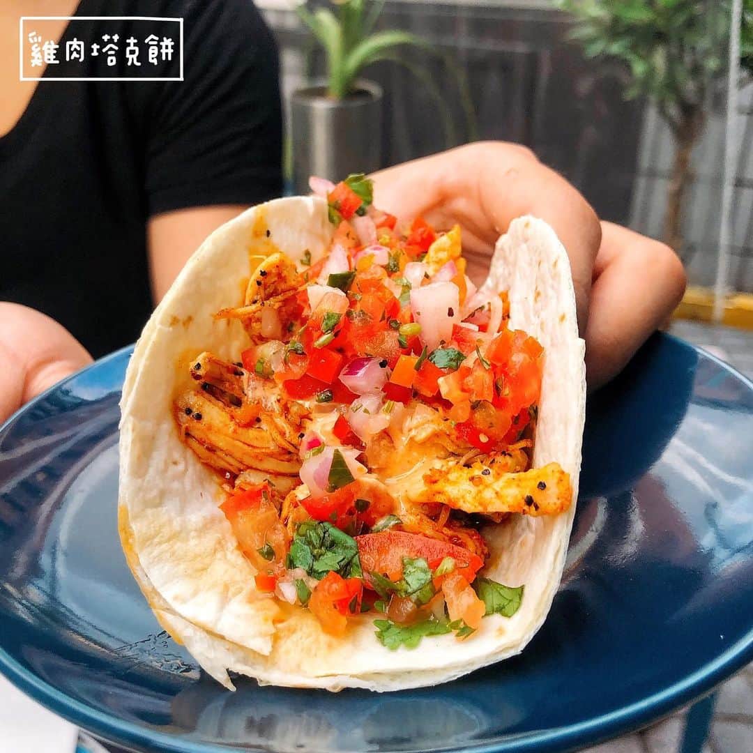 4foodie, for foodieさんのインスタグラム写真 - (4foodie, for foodieInstagram)「📍Taipei, Taiwan sheep + pony / 以下菜色及價位 巨大棒棒炸雞腿 $250 美味程度：🌕🌕🌕🌕🌑 💡補充💡雞腿真的大又多汁！！肉質很鮮嫩！炸雞口味蠻重的，胡椒跟醬汁都蠻濃郁～但我個人覺得可以再簡單一點，不需要那麼多胡椒❤️ 塔克餅 $120(兩個) 美味程度：🌕🌕🌕🌕🌑 💡補充💡我們點了兩份，總共四個！雞肉與牛肉各兩個🤤都是同一種調味，只是肉品選項不同，莎莎醬酸甜開胃，擠上檸檬汁更清爽🍋但我更期待下次可以有不同調味😆😆 小肉慾迷你牛漢堡 $290 美味程度：🌕🌕🌕🌕🌗 💡補充💡小小的迷你漢堡包抹上蒜香奶油烤過，蒜味非常明顯！大蒜控不容錯過😂漢堡肉蠻紮實多汁，很美式的口味🍔 嫩嫩牛腱堡 $290 美味程度：🌕🌕🌕🌕🌗 💡補充💡牛腱超厚！！！重點是真的超軟嫩🥰🥰🥰燉煮得很軟爛，口感很滑嫩❤️我個人很喜歡💕份量適中，還有搭配芝麻葉解油膩🔥 整體 環境衛生：🌕🌕🌕🌕🌑 服務態度：🌕🌕🌕🌕🌑 再訪意願：🌕🌕🌕🌕🌗 🗺台北市大安區仁愛路四段381號 🚇捷運國父紀念館站2號出口 ☎(02)2775-1691 ⏰17:30-22:30 (週日週一到21:30) 🍽2019.08.14到訪 💡補充💡很美式的小餐廳，座位不多，當天傍晚我們是坐在戶外的用餐區的，從美國回來後就很希望在台灣也能吃到很道地的tacos，很喜歡這邊的風格❤️很期待店家有新菜色跟新口味的tacos😂🤤🤩 #4foodie #4foodie台北 #sheepandpony  #tacos #taipei #美式美食 #台北美式餐廳 #4foodie國父紀念館站 #台北美食 #4foodie美式 #台北漢堡 #taipeitacos  #4foodieintaipei #4foodieforfoodie ©️版權所有，不得轉載copyrights reserved」8月20日 12時59分 - 4foodie
