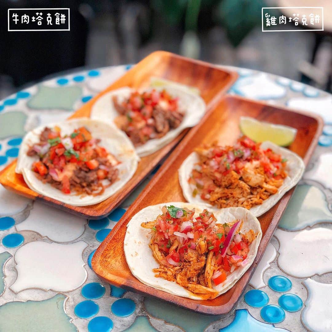 4foodie, for foodieさんのインスタグラム写真 - (4foodie, for foodieInstagram)「📍Taipei, Taiwan sheep + pony / 以下菜色及價位 巨大棒棒炸雞腿 $250 美味程度：🌕🌕🌕🌕🌑 💡補充💡雞腿真的大又多汁！！肉質很鮮嫩！炸雞口味蠻重的，胡椒跟醬汁都蠻濃郁～但我個人覺得可以再簡單一點，不需要那麼多胡椒❤️ 塔克餅 $120(兩個) 美味程度：🌕🌕🌕🌕🌑 💡補充💡我們點了兩份，總共四個！雞肉與牛肉各兩個🤤都是同一種調味，只是肉品選項不同，莎莎醬酸甜開胃，擠上檸檬汁更清爽🍋但我更期待下次可以有不同調味😆😆 小肉慾迷你牛漢堡 $290 美味程度：🌕🌕🌕🌕🌗 💡補充💡小小的迷你漢堡包抹上蒜香奶油烤過，蒜味非常明顯！大蒜控不容錯過😂漢堡肉蠻紮實多汁，很美式的口味🍔 嫩嫩牛腱堡 $290 美味程度：🌕🌕🌕🌕🌗 💡補充💡牛腱超厚！！！重點是真的超軟嫩🥰🥰🥰燉煮得很軟爛，口感很滑嫩❤️我個人很喜歡💕份量適中，還有搭配芝麻葉解油膩🔥 整體 環境衛生：🌕🌕🌕🌕🌑 服務態度：🌕🌕🌕🌕🌑 再訪意願：🌕🌕🌕🌕🌗 🗺台北市大安區仁愛路四段381號 🚇捷運國父紀念館站2號出口 ☎(02)2775-1691 ⏰17:30-22:30 (週日週一到21:30) 🍽2019.08.14到訪 💡補充💡很美式的小餐廳，座位不多，當天傍晚我們是坐在戶外的用餐區的，從美國回來後就很希望在台灣也能吃到很道地的tacos，很喜歡這邊的風格❤️很期待店家有新菜色跟新口味的tacos😂🤤🤩 #4foodie #4foodie台北 #sheepandpony  #tacos #taipei #美式美食 #台北美式餐廳 #4foodie國父紀念館站 #台北美食 #4foodie美式 #台北漢堡 #taipeitacos  #4foodieintaipei #4foodieforfoodie ©️版權所有，不得轉載copyrights reserved」8月20日 12時59分 - 4foodie