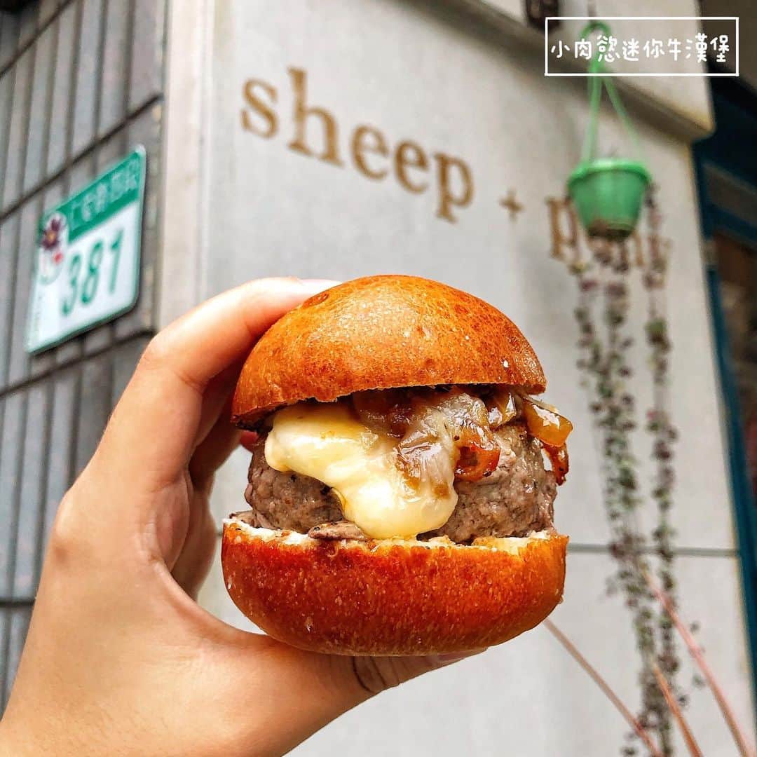 4foodie, for foodieさんのインスタグラム写真 - (4foodie, for foodieInstagram)「📍Taipei, Taiwan sheep + pony / 以下菜色及價位 巨大棒棒炸雞腿 $250 美味程度：🌕🌕🌕🌕🌑 💡補充💡雞腿真的大又多汁！！肉質很鮮嫩！炸雞口味蠻重的，胡椒跟醬汁都蠻濃郁～但我個人覺得可以再簡單一點，不需要那麼多胡椒❤️ 塔克餅 $120(兩個) 美味程度：🌕🌕🌕🌕🌑 💡補充💡我們點了兩份，總共四個！雞肉與牛肉各兩個🤤都是同一種調味，只是肉品選項不同，莎莎醬酸甜開胃，擠上檸檬汁更清爽🍋但我更期待下次可以有不同調味😆😆 小肉慾迷你牛漢堡 $290 美味程度：🌕🌕🌕🌕🌗 💡補充💡小小的迷你漢堡包抹上蒜香奶油烤過，蒜味非常明顯！大蒜控不容錯過😂漢堡肉蠻紮實多汁，很美式的口味🍔 嫩嫩牛腱堡 $290 美味程度：🌕🌕🌕🌕🌗 💡補充💡牛腱超厚！！！重點是真的超軟嫩🥰🥰🥰燉煮得很軟爛，口感很滑嫩❤️我個人很喜歡💕份量適中，還有搭配芝麻葉解油膩🔥 整體 環境衛生：🌕🌕🌕🌕🌑 服務態度：🌕🌕🌕🌕🌑 再訪意願：🌕🌕🌕🌕🌗 🗺台北市大安區仁愛路四段381號 🚇捷運國父紀念館站2號出口 ☎(02)2775-1691 ⏰17:30-22:30 (週日週一到21:30) 🍽2019.08.14到訪 💡補充💡很美式的小餐廳，座位不多，當天傍晚我們是坐在戶外的用餐區的，從美國回來後就很希望在台灣也能吃到很道地的tacos，很喜歡這邊的風格❤️很期待店家有新菜色跟新口味的tacos😂🤤🤩 #4foodie #4foodie台北 #sheepandpony  #tacos #taipei #美式美食 #台北美式餐廳 #4foodie國父紀念館站 #台北美食 #4foodie美式 #台北漢堡 #taipeitacos  #4foodieintaipei #4foodieforfoodie ©️版權所有，不得轉載copyrights reserved」8月20日 12時59分 - 4foodie