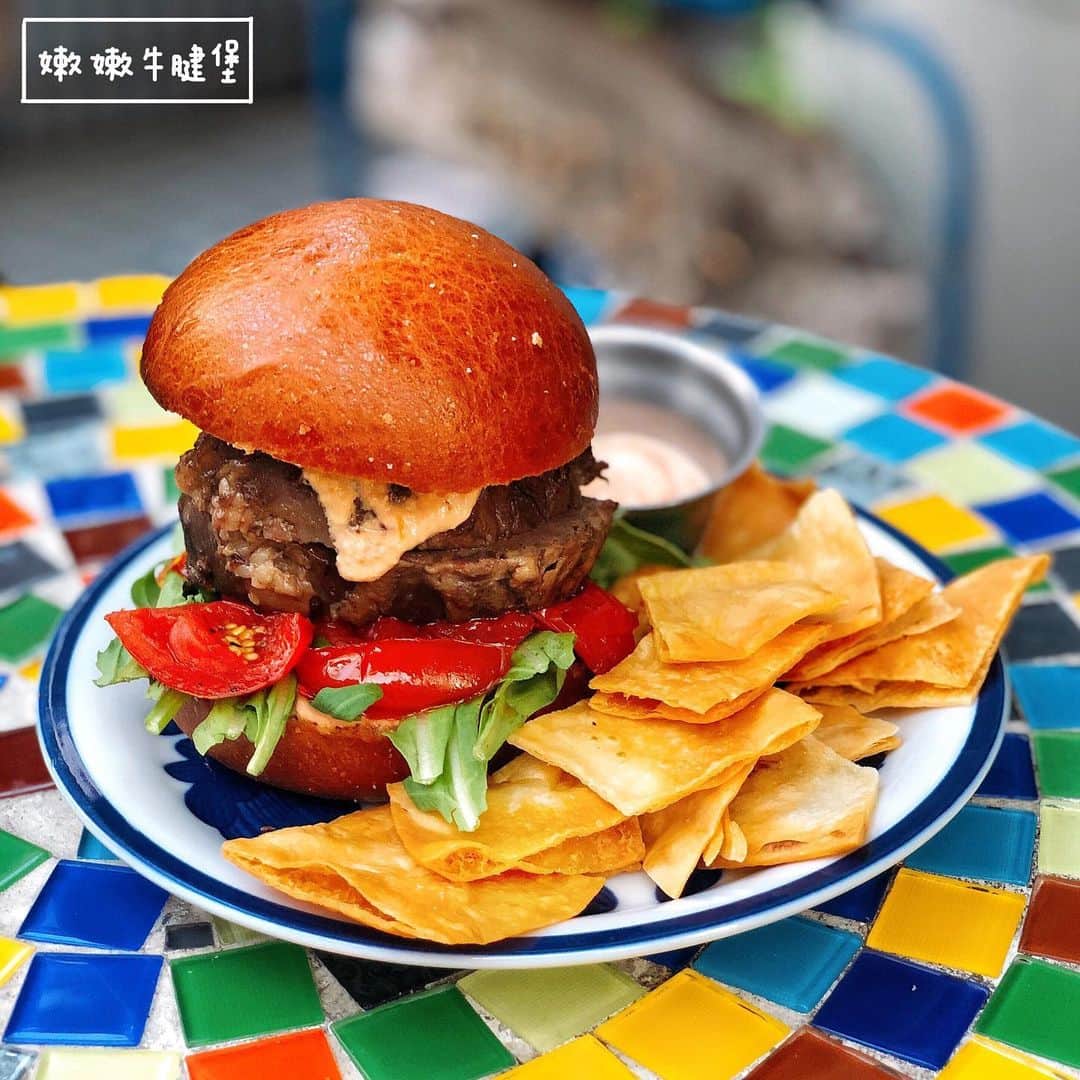 4foodie, for foodieさんのインスタグラム写真 - (4foodie, for foodieInstagram)「📍Taipei, Taiwan sheep + pony / 以下菜色及價位 巨大棒棒炸雞腿 $250 美味程度：🌕🌕🌕🌕🌑 💡補充💡雞腿真的大又多汁！！肉質很鮮嫩！炸雞口味蠻重的，胡椒跟醬汁都蠻濃郁～但我個人覺得可以再簡單一點，不需要那麼多胡椒❤️ 塔克餅 $120(兩個) 美味程度：🌕🌕🌕🌕🌑 💡補充💡我們點了兩份，總共四個！雞肉與牛肉各兩個🤤都是同一種調味，只是肉品選項不同，莎莎醬酸甜開胃，擠上檸檬汁更清爽🍋但我更期待下次可以有不同調味😆😆 小肉慾迷你牛漢堡 $290 美味程度：🌕🌕🌕🌕🌗 💡補充💡小小的迷你漢堡包抹上蒜香奶油烤過，蒜味非常明顯！大蒜控不容錯過😂漢堡肉蠻紮實多汁，很美式的口味🍔 嫩嫩牛腱堡 $290 美味程度：🌕🌕🌕🌕🌗 💡補充💡牛腱超厚！！！重點是真的超軟嫩🥰🥰🥰燉煮得很軟爛，口感很滑嫩❤️我個人很喜歡💕份量適中，還有搭配芝麻葉解油膩🔥 整體 環境衛生：🌕🌕🌕🌕🌑 服務態度：🌕🌕🌕🌕🌑 再訪意願：🌕🌕🌕🌕🌗 🗺台北市大安區仁愛路四段381號 🚇捷運國父紀念館站2號出口 ☎(02)2775-1691 ⏰17:30-22:30 (週日週一到21:30) 🍽2019.08.14到訪 💡補充💡很美式的小餐廳，座位不多，當天傍晚我們是坐在戶外的用餐區的，從美國回來後就很希望在台灣也能吃到很道地的tacos，很喜歡這邊的風格❤️很期待店家有新菜色跟新口味的tacos😂🤤🤩 #4foodie #4foodie台北 #sheepandpony  #tacos #taipei #美式美食 #台北美式餐廳 #4foodie國父紀念館站 #台北美食 #4foodie美式 #台北漢堡 #taipeitacos  #4foodieintaipei #4foodieforfoodie ©️版權所有，不得轉載copyrights reserved」8月20日 12時59分 - 4foodie