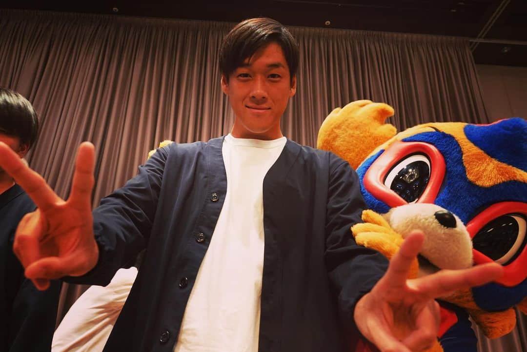 FC東京オフィシャルグッズさんのインスタグラム写真 - (FC東京オフィシャルグッズInstagram)「🤝 ビッグフレームス交歓会を開催!! 選手、スタッフは多くの方々と触れ合い、パワーを頂きました✨🙌 会の最後には、参加者のみなさまにハイタッチで激励をしていただきました✨😆 参加していただいたみなさま、本当にありがとうございます✨🙏 @fctokyoofficial  #FC東京 #fctokyo  #tokyo」8月20日 13時03分 - fctokyoofficial