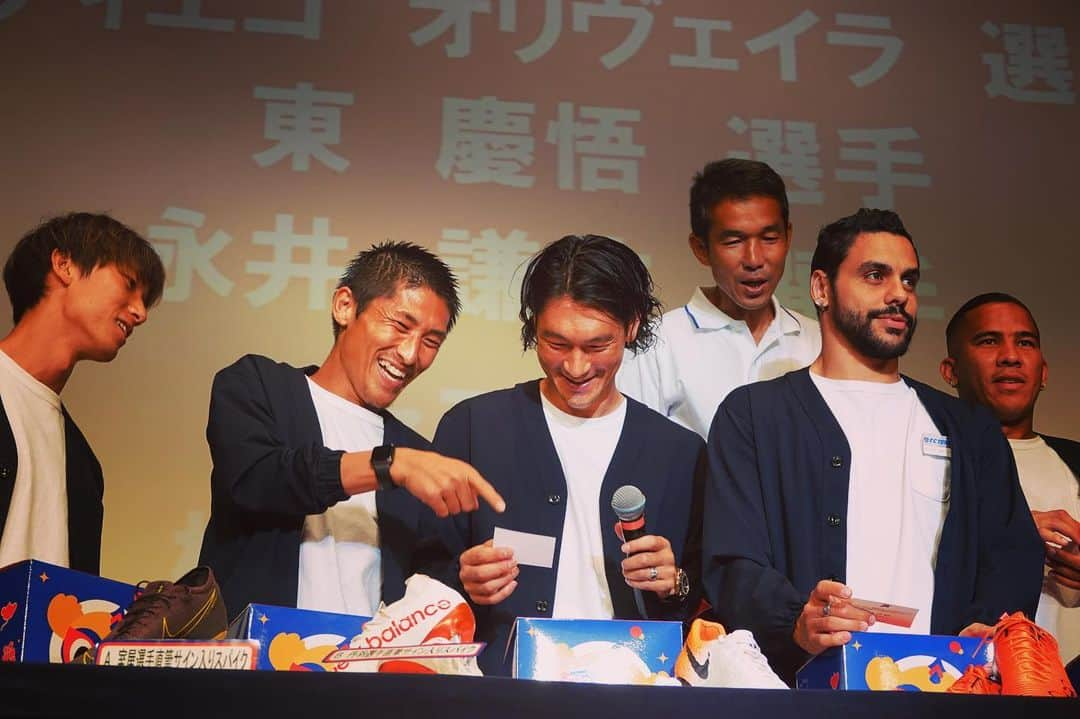 FC東京オフィシャルグッズさんのインスタグラム写真 - (FC東京オフィシャルグッズInstagram)「🤝 ビッグフレームス交歓会を開催!! 選手、スタッフは多くの方々と触れ合い、パワーを頂きました✨🙌 会の最後には、参加者のみなさまにハイタッチで激励をしていただきました✨😆 参加していただいたみなさま、本当にありがとうございます✨🙏 @fctokyoofficial  #FC東京 #fctokyo  #tokyo」8月20日 13時03分 - fctokyoofficial