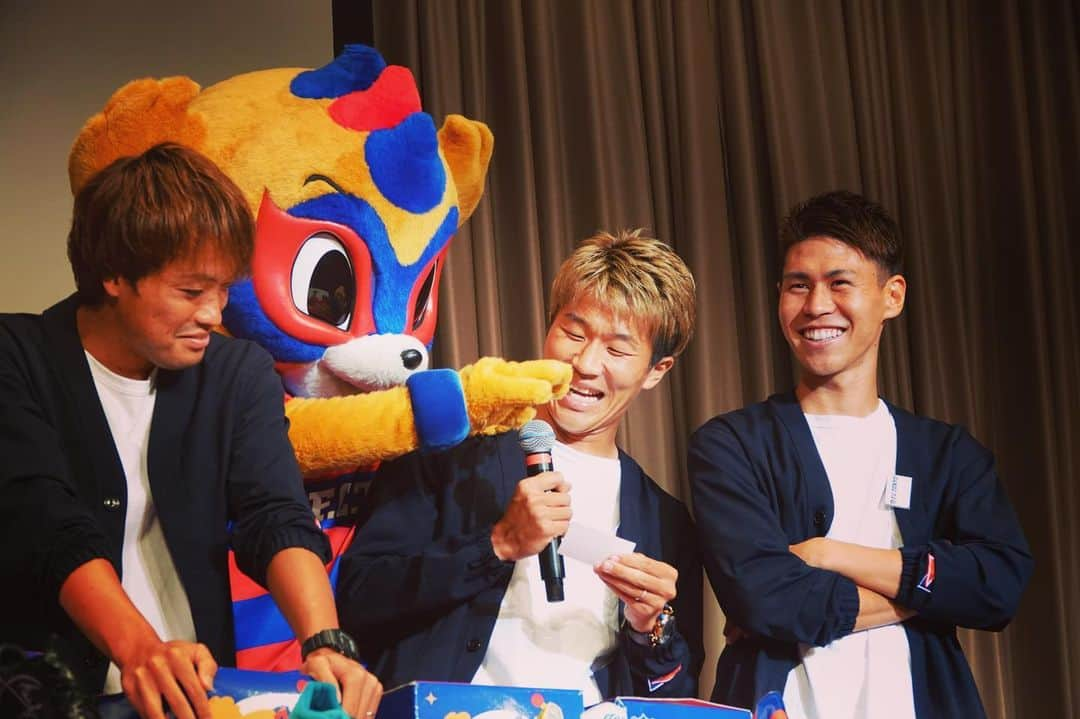 FC東京オフィシャルグッズさんのインスタグラム写真 - (FC東京オフィシャルグッズInstagram)「🤝 ビッグフレームス交歓会を開催!! 選手、スタッフは多くの方々と触れ合い、パワーを頂きました✨🙌 会の最後には、参加者のみなさまにハイタッチで激励をしていただきました✨😆 参加していただいたみなさま、本当にありがとうございます✨🙏 @fctokyoofficial  #FC東京 #fctokyo  #tokyo」8月20日 13時03分 - fctokyoofficial