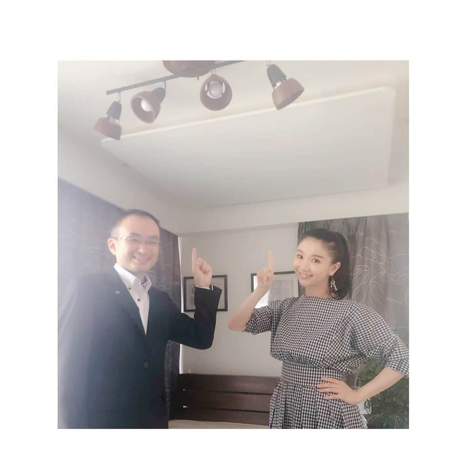 まりゑさんのインスタグラム写真 - (まりゑInstagram)「‪CM出演させて頂いている‬ ‪寝室用パネルエアコンFUJITA『眠リッチ』FUJITA本社&展示室にお招きして頂き、 お邪魔して参りました✨ 開発者のひとり、小野さんによる熱烈解説がとても楽しく興味深く愛に溢れてて素敵だった👏（写真で一緒に眠リッチポーズしてる優しい笑顔の方が小野さんです） 撮影時、言うのにとても苦労したw“赤外線、放射冷暖房システム”について沢山教えて頂きました🎶寝室で最高の眠りが体感できる最高の寝室用エアコン✨ 体感してみて、風もない、音もしないそしてなによりエアコン特有の存在感のあるフォルムがない！！！！ 眠リッチを間近で見た、第一声『え！オシャレ！！！！！』www 部屋のインテリアも邪魔しないし、この表面部分は取り外して洗えるのー👀めちゃめちゃ衛生的なのだ🎶  あともう一つ驚いたのが このパネル、水着の素材と同じもので映像を投影したらスクリーンにもなっちゃう！ 要するに寝ながら映画が見られちゃう🎬！！そんな便利なことあるの！？ 寝室がホームシアターになっちゃうなんて夢のような話だ！！ とずっと小野さんの話に目を輝かせながら唸っておりました👏✨ これからお家を建てる予定の方や、老人ホームとか病院にもぴったりなんじゃないかなぁと個人的には思ったなぁ🏥 快適な眠りは、健康への第一歩🎶 『音も、風も、ストレスもいらない、眠リッチ👆』 お見知りおきを💕  #眠リッチ #寝室用パネルエアコン #寝室 #エアコン #音も風もストレスもいらない #研究員 #まりゑ #開発者 #小野さん #熱弁 #快適な眠り #快眠  #FUJITA #フジタ #CM #見てね」8月20日 13時04分 - manmarumarie