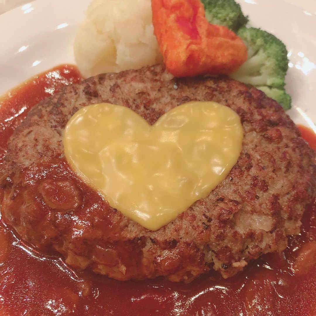 坂本 愛玲菜さんのインスタグラム写真 - (坂本 愛玲菜Instagram)「🐭❤️﻿ ﻿ この被り物をつけまま食事をしていたんだ、、、自分、、、🐭と写真を見返したときに、少し恥ずかしくなーる😂﻿ ﻿ ハートのチーズが乗ったハンバーグ。﻿ とっっても美味しかった…✨﻿ 最高の空間で、幸せ感じた🥺💖﻿ また行きたいっ ﻿ #tokyodisneyland #クイーンオブハートのバンケットホール #cute #dinner」8月20日 13時06分 - erena_hkt48