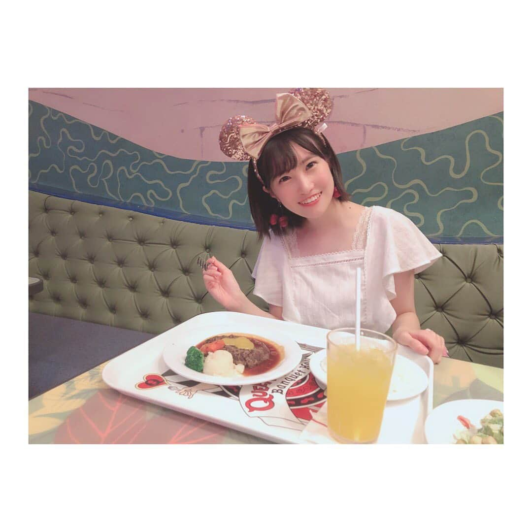 坂本 愛玲菜さんのインスタグラム写真 - (坂本 愛玲菜Instagram)「🐭❤️﻿ ﻿ この被り物をつけまま食事をしていたんだ、、、自分、、、🐭と写真を見返したときに、少し恥ずかしくなーる😂﻿ ﻿ ハートのチーズが乗ったハンバーグ。﻿ とっっても美味しかった…✨﻿ 最高の空間で、幸せ感じた🥺💖﻿ また行きたいっ ﻿ #tokyodisneyland #クイーンオブハートのバンケットホール #cute #dinner」8月20日 13時06分 - erena_hkt48