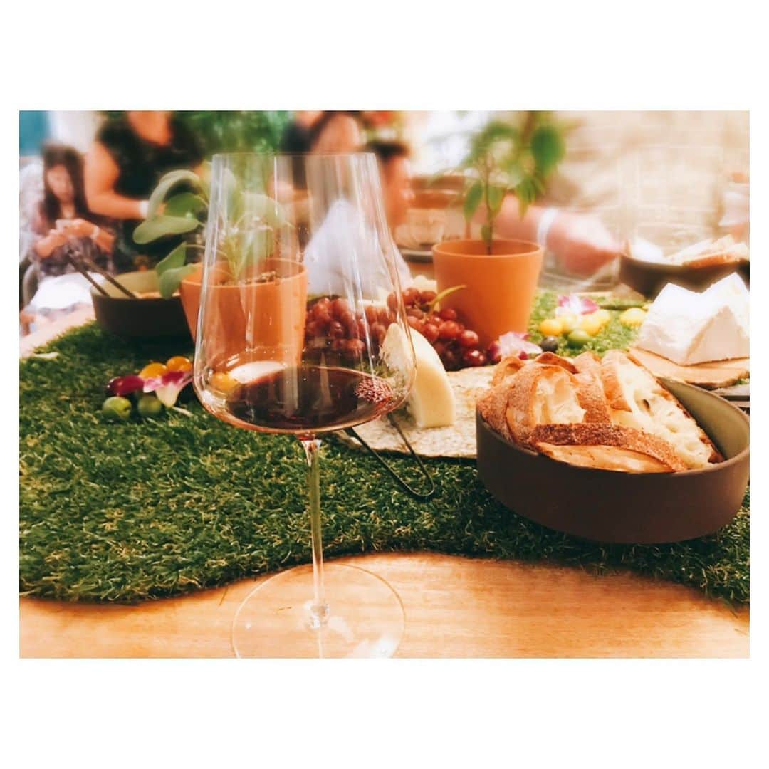 荒川れん子のインスタグラム：「Grand opening party @islandvintagewinebar 🍷 8/8にグランドオープンしたアイランドヴィンテージコーヒー @islandvintagecoffee のワインバー。オープンを物凄く心待ちにしていたお店のひとつ。だってマネージャーのクリスティのこだわりはいつだって予想を上回る素晴らしさだから😍  グラスにちょっとだけ注がれたワインの謎も含めてまた改めて😆 こんな良いお店ができてくれて嬉しいな〜✨ . . #hawaii #aloha #waikiki #lovehawaii #luckywelivehawaii #wine #hawaiilife #travel #organic #islandvintagecoffee  #lifeisajourney #hawaiistagram #bar #foodie #newopen #instahawaii #ハワイ #ワイキキ #ハワイ生活 #ハワイ暮らし #旅 #ハワイ好き #ハワイ旅行 #ハワイ情報 #ハワイおすすめ #新店 #ワインバー #オーガニック #ワイン」
