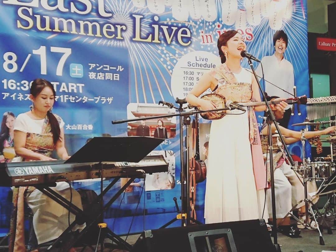 大山百合香さんのインスタグラム写真 - (大山百合香Instagram)「2019.8.17  Last summer Live @ines_fukuyama  10日ぶりの#ohyamayurikaLiLi  最近何かとご縁のある福山にて 久しぶりのアイネスフクヤマでのステージ♫  たくさんの方に足をとめて聞いて頂き嬉しかったです！ 沖永良部出身の方や 先日8/6のファッションショーでご一緒した方など、遠方から来てくれてた方も！ ありがとうございます😊  出演者もお友達だらけで 控え室も賑やか🤣  楽しいひと時を ありがとうございました♫  次回のohyamayurikaLiLiステージは、関西ツアー！ ご予約も頂いている皆様ありがとうございます😊  今知ったよー！大阪来るのー？？ って方！！ お待ちしております♫ . . .  ohyamayurika LiLi ~Ohana! Live~vol.7 ＠大阪 ▶︎8/24（土）Ohyamayurika LiLi ~Ohana! Live~ vol.7 ＠Music&Bar TURN  open 19:00 / start 19:30Mail.musicbarturn708@gmail.com 場所: Music&Bar TURN（豊中市上新田3-2-5  地下鉄『桃山台』駅　北へ徒歩7分 chage:¥2500 + 2order  お問合せ＆予約: Music&Bar TURN tel.06-4860-6693 . . ▶︎8/25（日）天然デンネンズ＆花田えみ✖︎OhyamayurikaLiLi ~Ohana! Live~ vol.7 ＠S.O.Ra. open 18:00  start 18:30  場所: music bar S.O.Ra. （大阪市浪速区湊町1-3-1 1F） chage:¥2500 +1drink お問合せ＆予約　music bar S.O.Ra. http://www.joyful-noise.net/sora/access.html  Tel. 06-6644-9292（JOUFUL NOISE）」8月20日 13時08分 - ohyamayurika