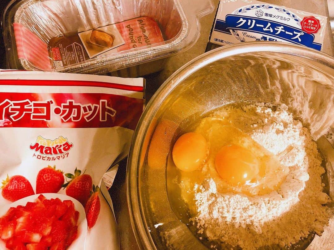 中村江莉香さんのインスタグラム写真 - (中村江莉香Instagram)「朝cafe用に...いちごのふわふわケーキ🍰焼きました😊🍓#erica_cook 👩‍🍳☕️ 冷凍イチゴを使ってみましたよ💕 #クリームチーズ をのせて美味🥰 とっても簡単なので..レシピはblogに書きます😁💓(と言いましてもHMで簡単に♪♪です)型はまたまた安定の、、ダイソー❤️ ・ たくさーん遊んだので本日からまた頑張りましょう❤️📷💃 思い出ボトルと一緒に🍓🍷 ・ そして今夜は#いきなりマリッジ2 #地上波初放送 📺 よろしくお願い申し上げます📣 ・ #ダイソー大好き #愛しのダイソー #お菓子作り好きな人と繋がりたい #記念のボトル #永久保存 #思い出作り #イチゴケーキ #HMで作る #簡単ケーキ #クリームチーズが好き #美味しいケーキ #手作りお菓子 #お菓子作り記録 #ふわふわケーキ #ふかふかケーキ #この上で寝たい #この上で寝たいシリーズ #ころころケーキ #クッキング #いきまり #いきなりマリッジ」8月20日 13時11分 - erica_nakamura