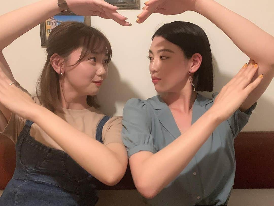 江野沢愛美さんのインスタグラム写真 - (江野沢愛美Instagram)「いつもありがとう♥️♥️ そしてこれからもよろしく。 #みよまな  #恥ずい #高校生の時まあよく思いついたこのポーズ #今やってくれてる子もほんとありがとう #17歳だった私達ももう23歳の年だね #私たちはずっとあの頃のままです #青春を共に過ごした親友 #笑いすぎ注意」8月21日 0時04分 - enosawa_manami