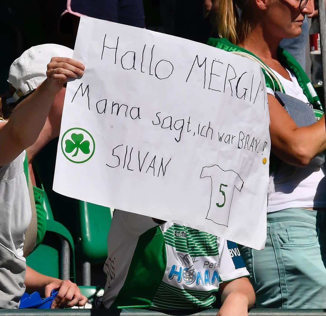 メルギム・マフライのインスタグラム：「Real influencer 😉♥️ Silvan beim nächsten Spiel gehört Dir mein Trikot #mamalove #makeyourmumhappy #fürth #love @kleeblatt_fuerth_official」