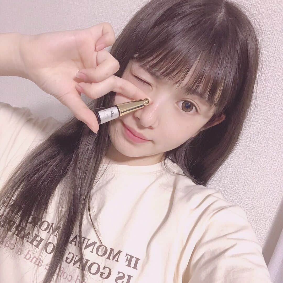青木菜花のインスタグラム：「.﻿ .﻿ リピート中のナイトアイボーテ❤﻿ 前におすすめしたら大反響すぎてビックリ😳﻿ 私も買ったよー！二重になってきたよー！って﻿ 連絡がたくさんきてみんなに紹介して良かったって思った😖💞﻿ ﻿ 私は3か月前から使ってるんだけどまぶたに塗って﻿ 寝るだけだから時間がなくても続けられてる！﻿ 私はクセ付きやすいのか、いつも朝起きたら理想の二重になってるからもっと早くから使えばよかった！っていつも思ってる😍笑﻿ ﻿ コメントやDMで多かった質問の回答載せとくね🌷﻿ ﻿ ・上手く使えないのでコツを教えてください﻿ ⇒二重にしたいラインを中心にしてナイトアイボーテをたっぷり塗る！﻿ あと二重幅は広げすぎるとすぐ戻るから徐々に広げていくと良いよ🥰﻿ ﻿ ・定期購入ですか？﻿ ⇒定期で自宅に届くんだけどもし肌に合わなかったりしたら解約できるみたい🙆‍♀️﻿ でも二重にならないor二重になったからすぐ辞めるのはもったいない！﻿ 二重になってすぐ辞めた子が元に戻っちゃって後悔してた、、😢﻿ 配達の間隔が変更できるから完全に定着するまで自分のペースで続けられるよ◎﻿ ﻿ ・荒れますか？腫れますか？﻿ ⇒肌につけるものだから個人差はもちろんあるけど私は荒れなかったよ！﻿ 調べたら美容・美肌成分が入ってるらしくて肌にやさしいみたい✨﻿ ﻿ みんなも私と一緒にぱっちり二重目指して頑張ろう！！﻿ 今だと34％OFFキャンペーン中でお得みたい❤ ﻿ ﻿ @nighteyebeaute﻿ . .﻿ #ナイトアイボーテ #二重 #ふたえ #一重から二重 #夜用 #クセ付け液 #二重ケア #本物二重 #愛用品 #おすすめ #継続は力なり #女子力アップ #可愛いは作れる﻿す」