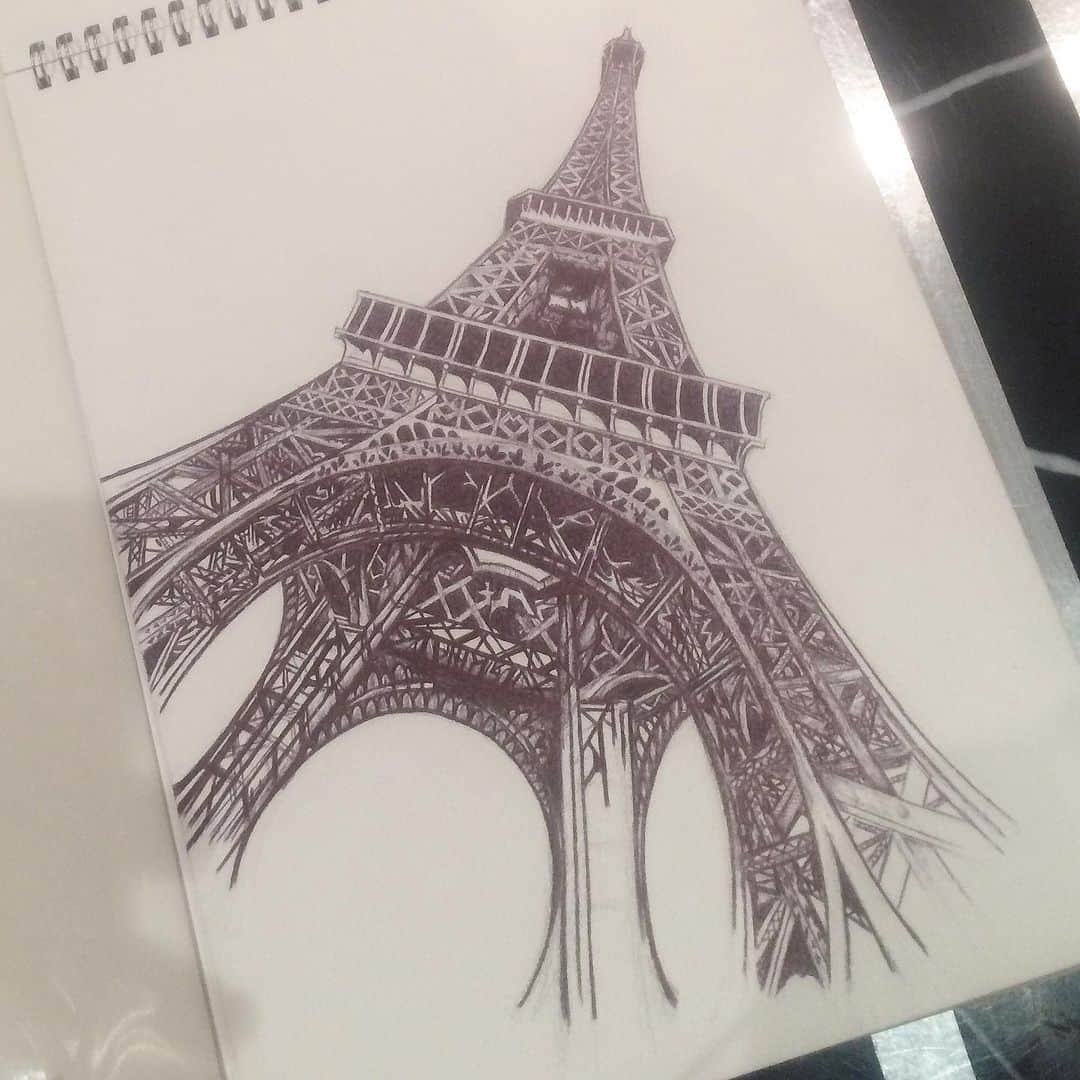 ウェスト・ブロムウィッチ・アルビオンFCさんのインスタグラム写真 - (ウェスト・ブロムウィッチ・アルビオンFCInstagram)「So it turns out @gdiang is an artist off the pitch, as well as on it 🤷🏻‍♂️👨🏼‍🎨🖌 He produced this stunning drawing of the Eiffel Tower 😎👌🏼 . #Diangana #Art #WBA」8月20日 22時37分 - wba