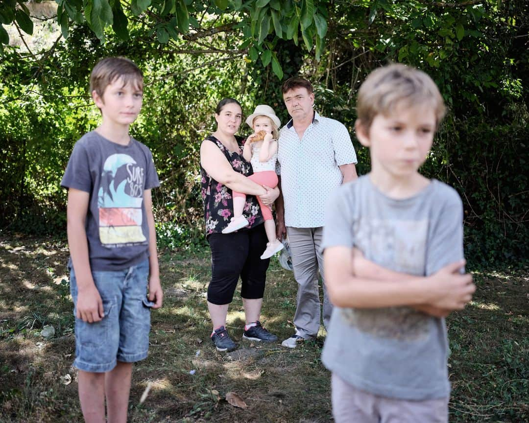 ルモンドさんのインスタグラム写真 - (ルモンドInstagram)「Dans l’Aude, les inondations de l’automne 2018 ont dispersé des déchets miniers toxiques dans la vallée de l’Orbiel, non loin de Carcassonne. Des examens ont été pratiqués cet été sur 103 enfants. Verdict : 38 présentaient des taux d’arsenic supérieurs à la valeur de référence.  Le 15 octobre 2018, la brutale montée des eaux a tué 15 personnes dans le périmètre. Les stigmates de la catastrophe sont visibles sur les ponts, les habitations, la végétation. Invisible, une autre forme de ravage provoquée par l’inondation est en train d’apparaître. Les laboratoires la découvrent dans les sols de la vallée et dans les urines de ses habitants : les échantillons qu’ils analysent révèlent une pollution à l’arsenic de grande ampleur, redoutée depuis vingt ans par des associations locales. Un héritage de l’histoire industrielle du secteur que certains riverains mal informés ne découvrent que maintenant. De 1892 à 2004, la région a abrité une gigantesque mine d’or, à Salsigne. Des tonnes du précieux métal en sont sorties, mais aussi des tonnes de déchets bourrés d’arsenic - 1 : Ecole primaire de Lastours, le 17 août, polluée à l’arsenic à la suite des inondations d’octobre 2018. 2 : Cindy et Denis Morel, ont fait analyser leurs deux garçons : 15 et 20 µg/g de créatinine. La valeur de référence est de 10 µg/g. 3 : Une montagne d’arsenic près de Salsigne, le 17 août. 4 : Jouets abandonnés, pollués suites aux inondations de 2018, le 17 août. 5 : Ancienne mine d’or de Salsigne, le 17 août. Le 15 octobre 2018, les intempéries ont fait ruisseler une partie de l’arsenic vers les cours d’eau environnants. - Photo : Philippe Grollier #PourleMonde - #Aude #Arsenic」8月20日 22時38分 - lemondefr